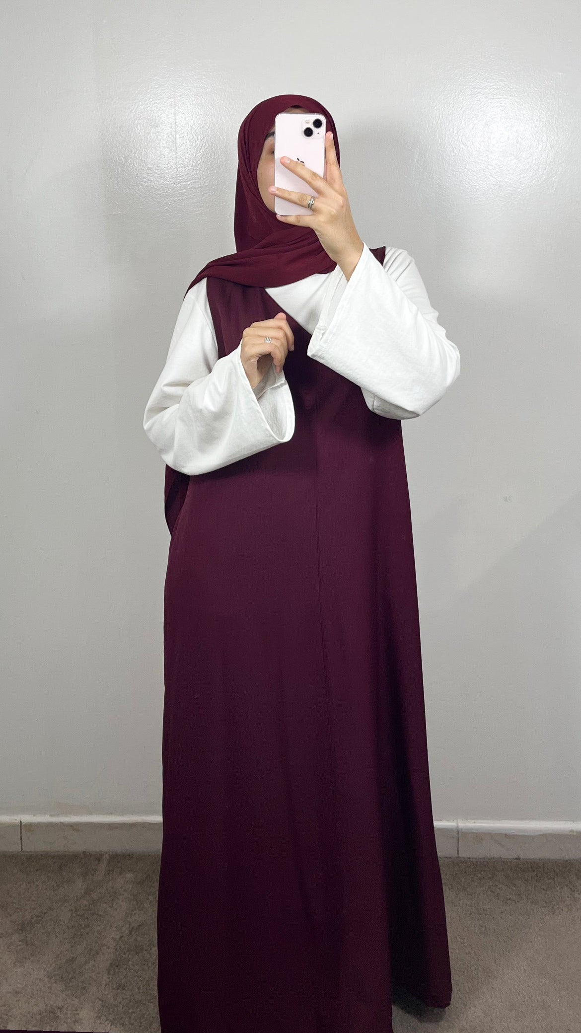 ROBE SANS MANCHES BORDEAU + T-SHIRT BLANC