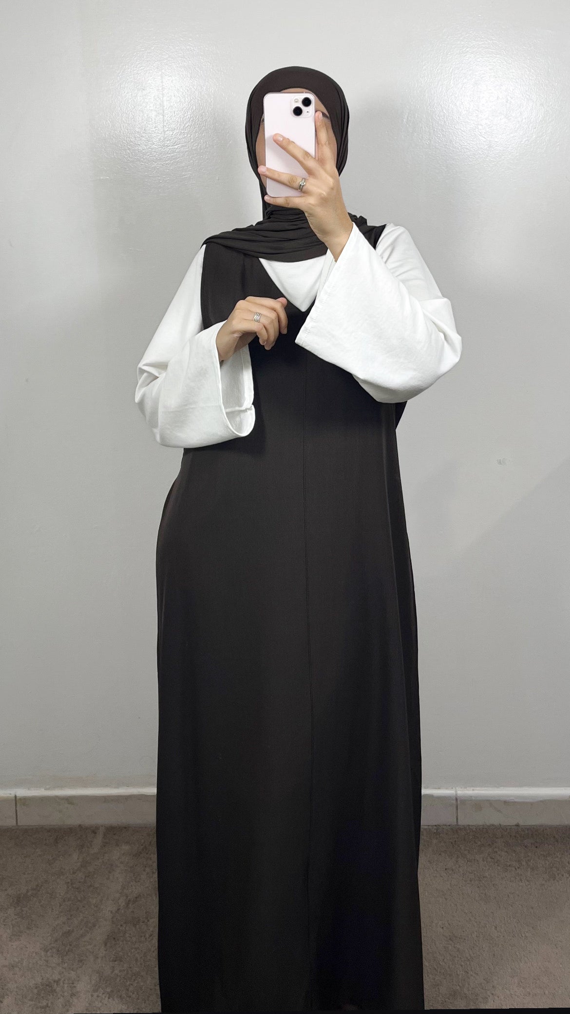 ROBE SANS MANCHES MARRON + T-SHIRT BLANC
