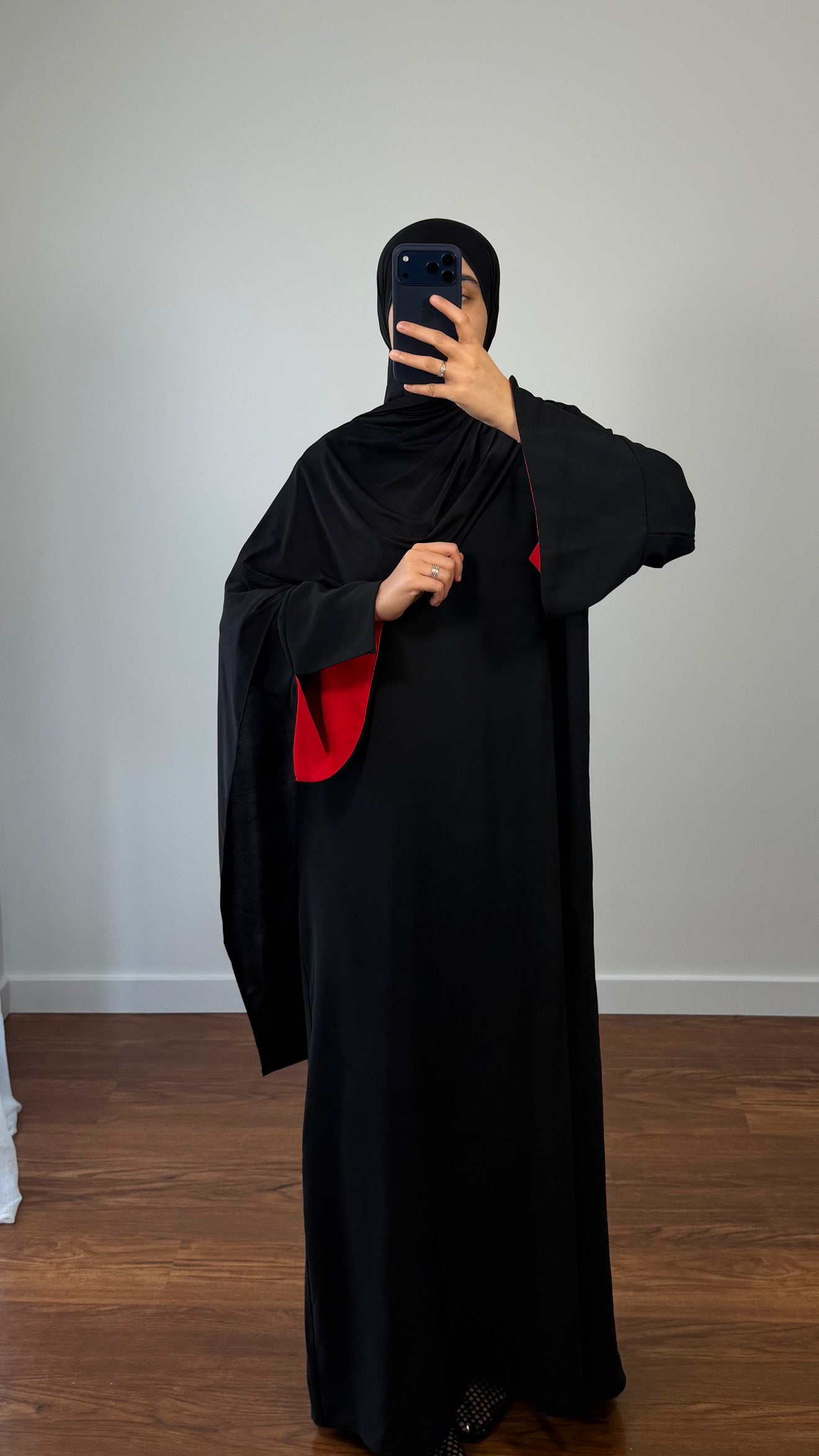 ABAYA INAYA NOIR/MANCHES ROUGE
