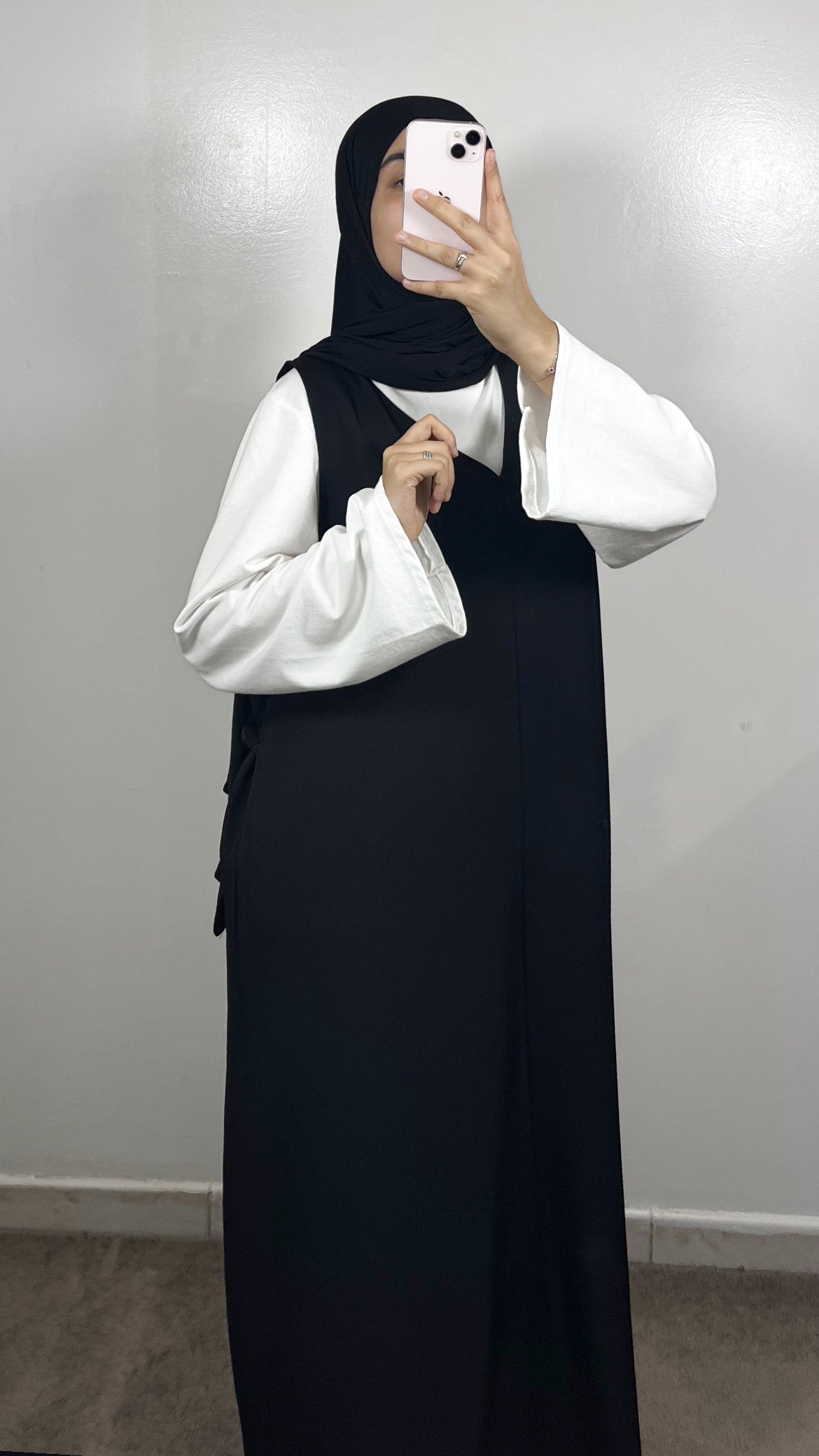ROBE SANS MANCHES NOIR +T-SHIRT BLANC