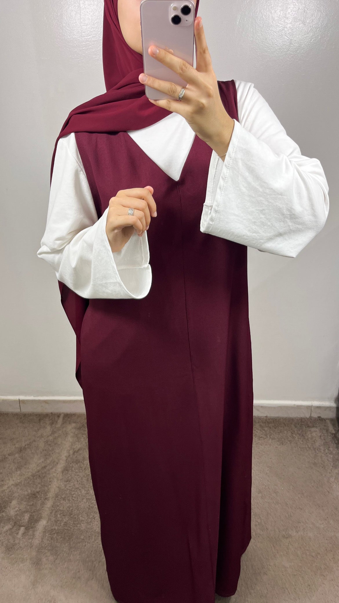 ROBE SANS MANCHES BORDEAU + T-SHIRT BLANC
