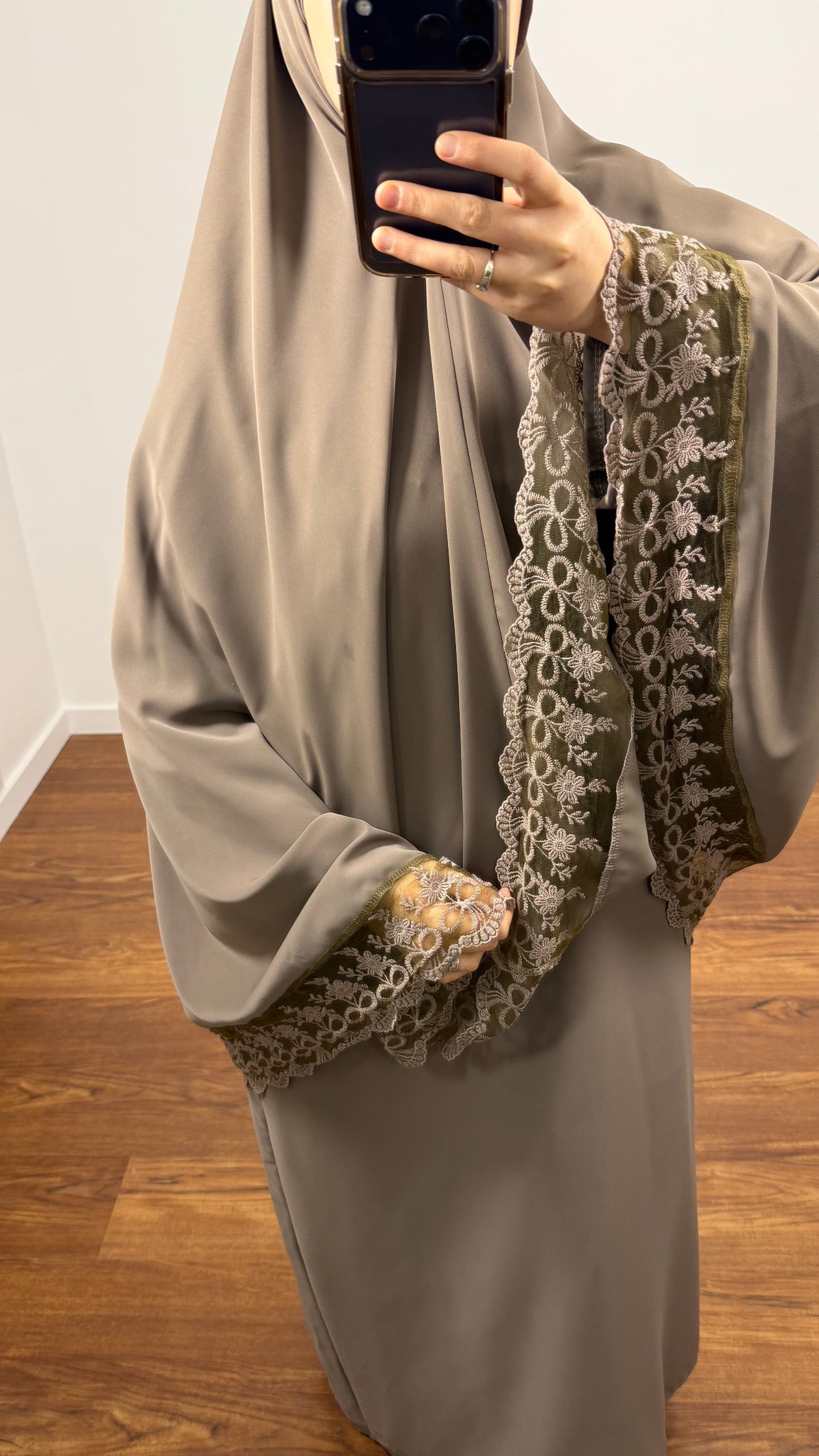 ENSEMBLE DE PRIÈRE DENTELLE TAUPE