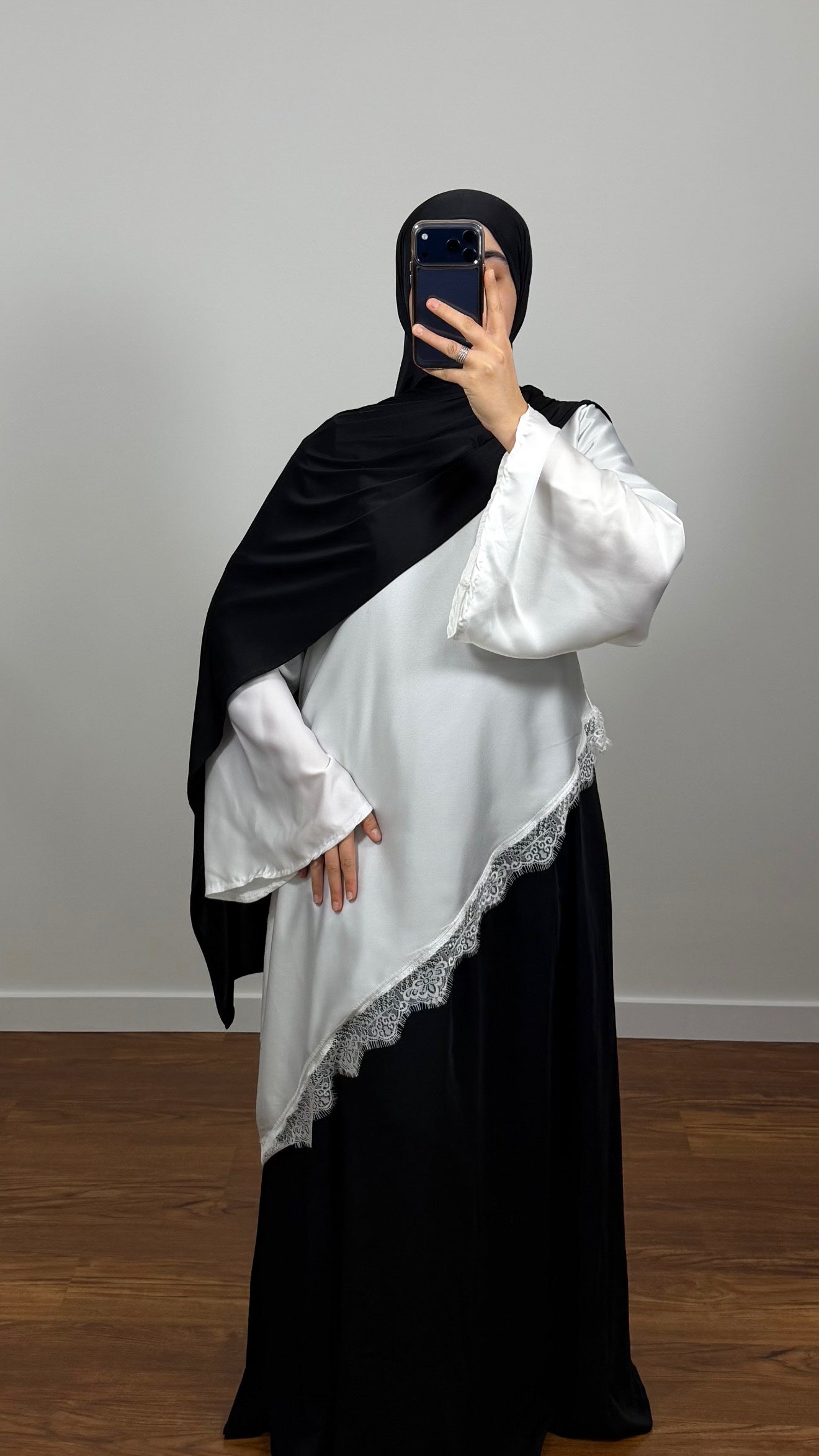 ENSEMBLE TOP DENTELLE BLANC/SOUS ABAYA NOIR