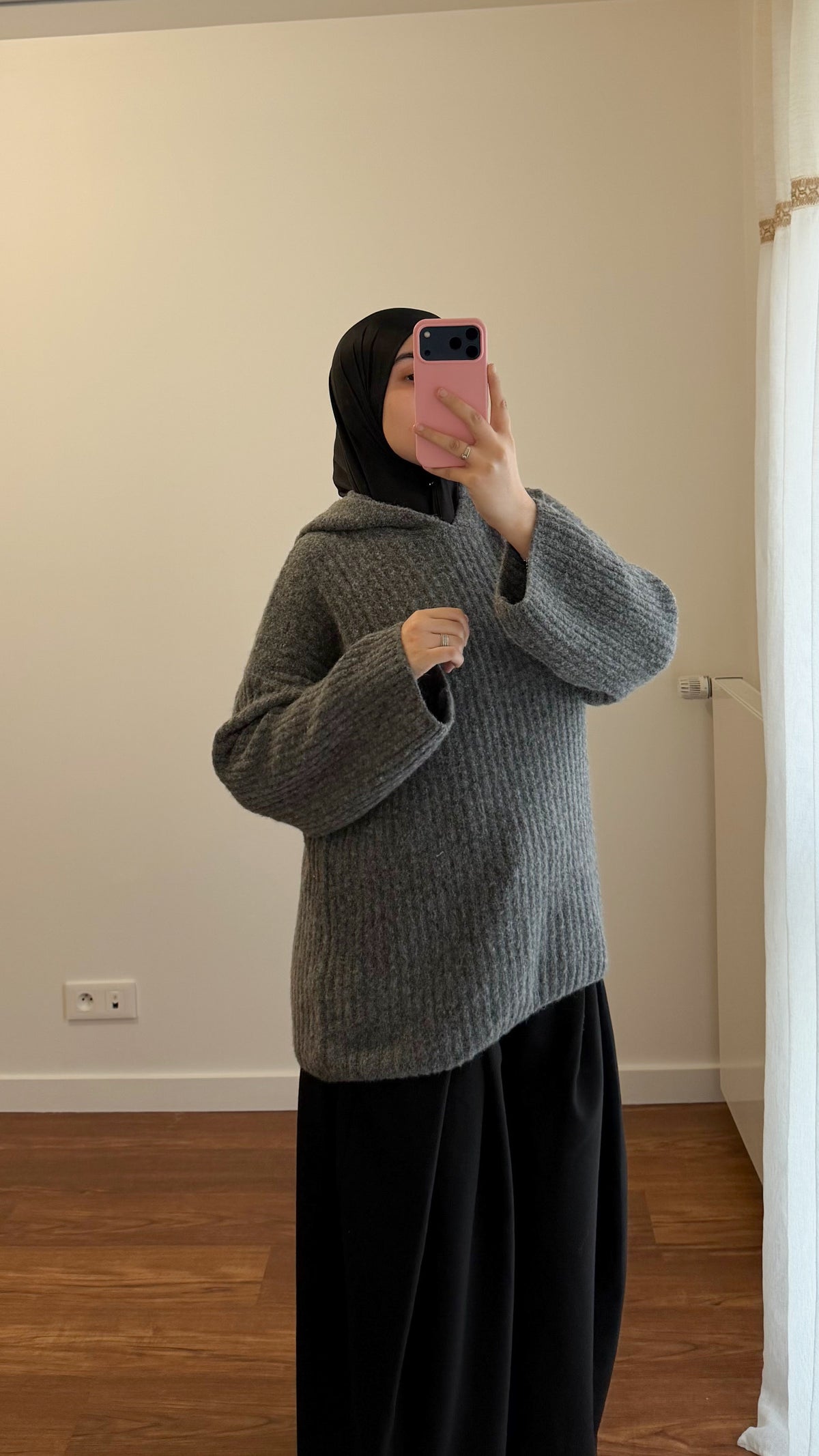 PULL AVEC CAPUCHE GRIS