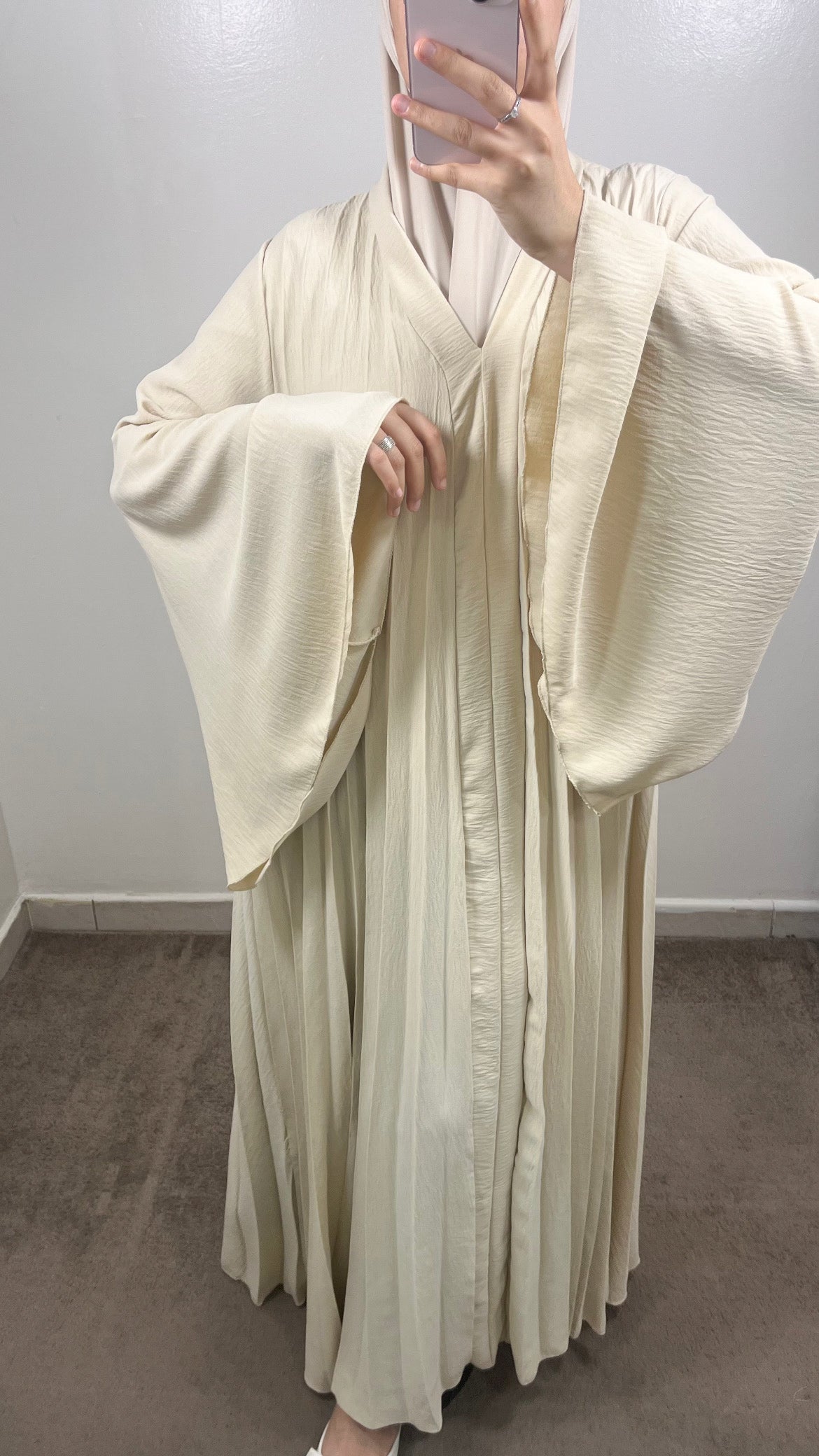 ABAYA PLISSÉE YUSRA ÉCRU