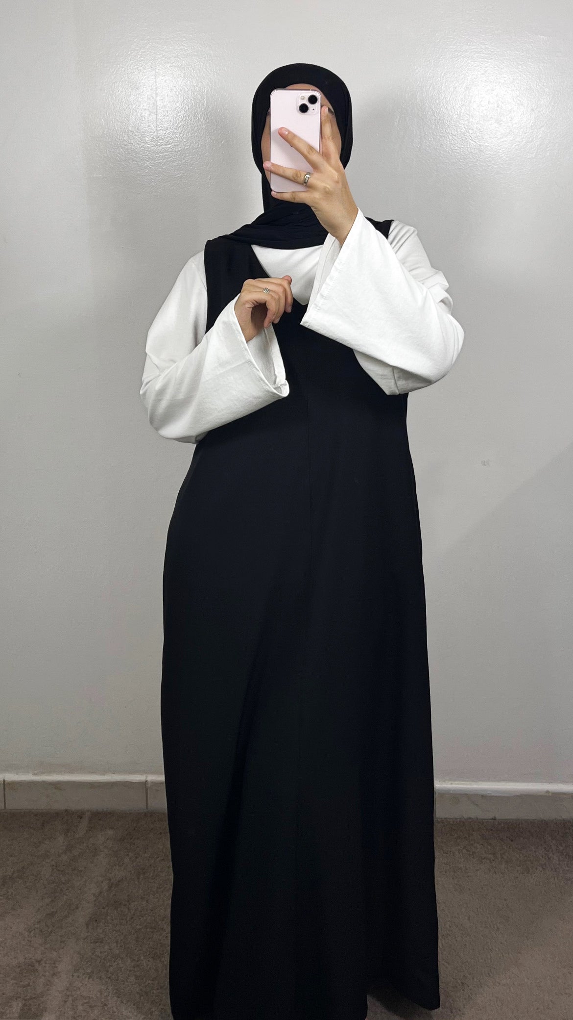 ROBE SANS MANCHES NOIR +T-SHIRT BLANC