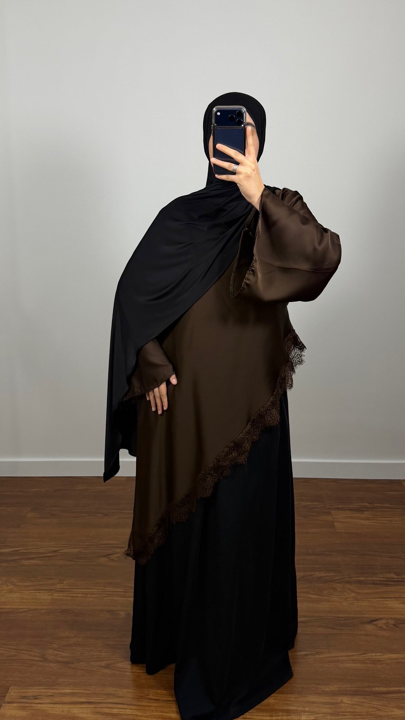 ENSEMBLE TOP DENTELLE MARRON/SOUS ABAYA NOIR