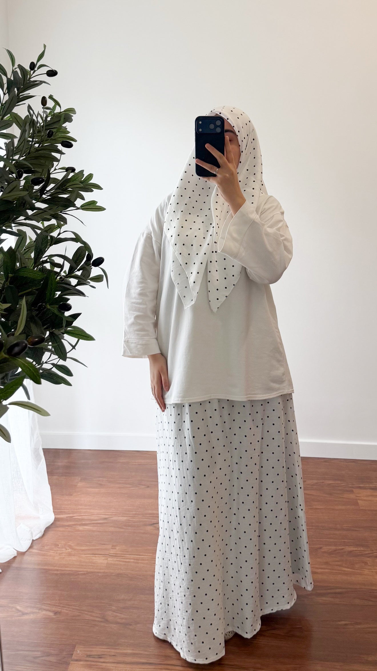 ENSEMBLE CARRÉ DE COTON + JUPE À POIS BLANCHE