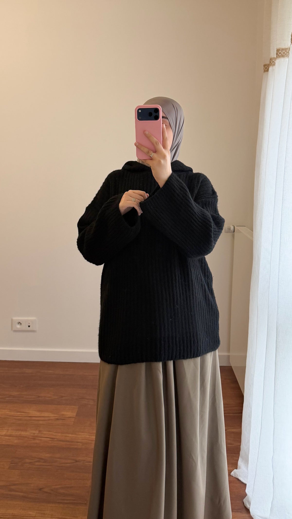 PULL AVEC CAPUCHE NOIR