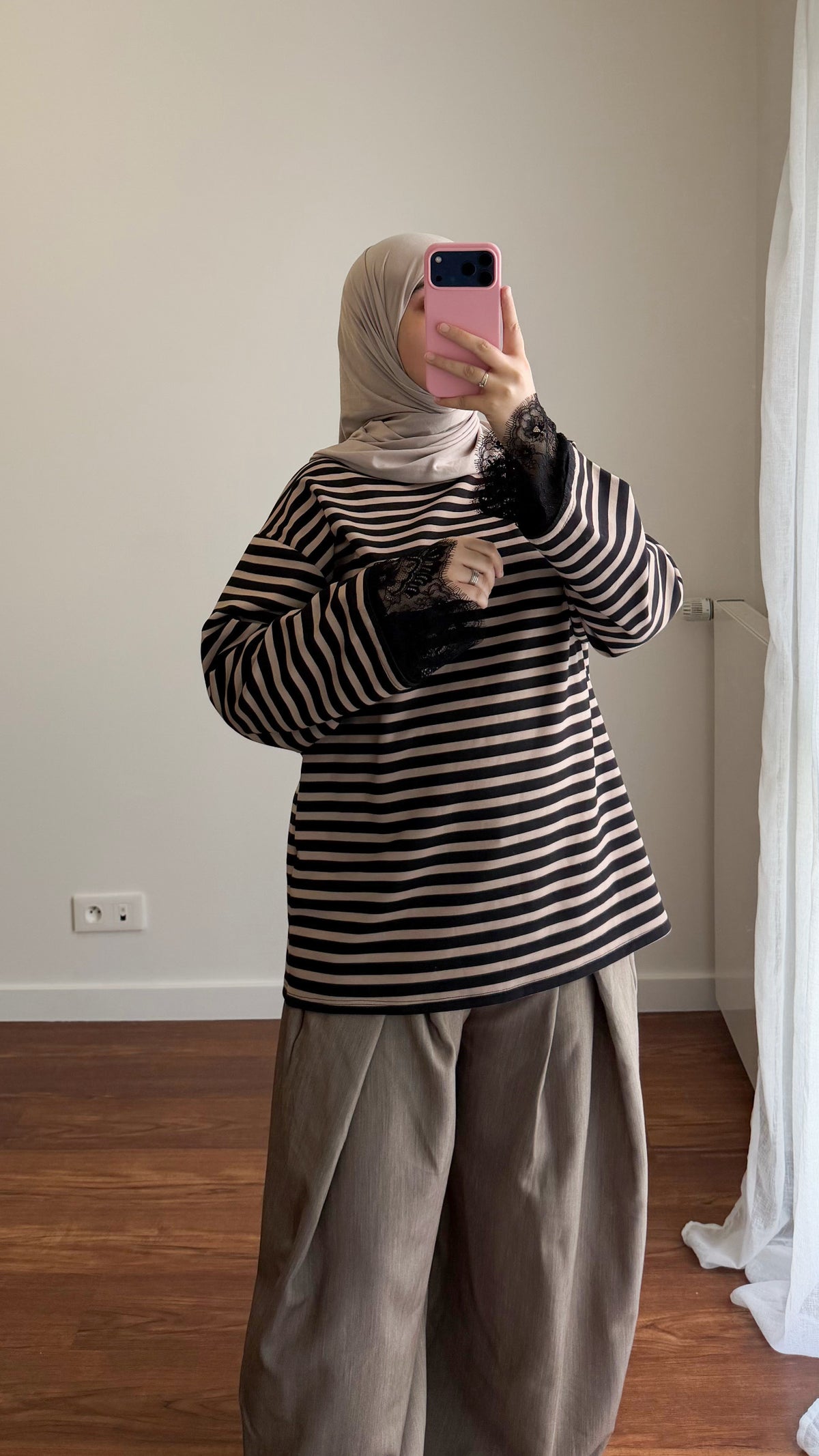 MARINIÈRE ÉPAISSE NOIR/TAUPE AVEC DENTELLE
