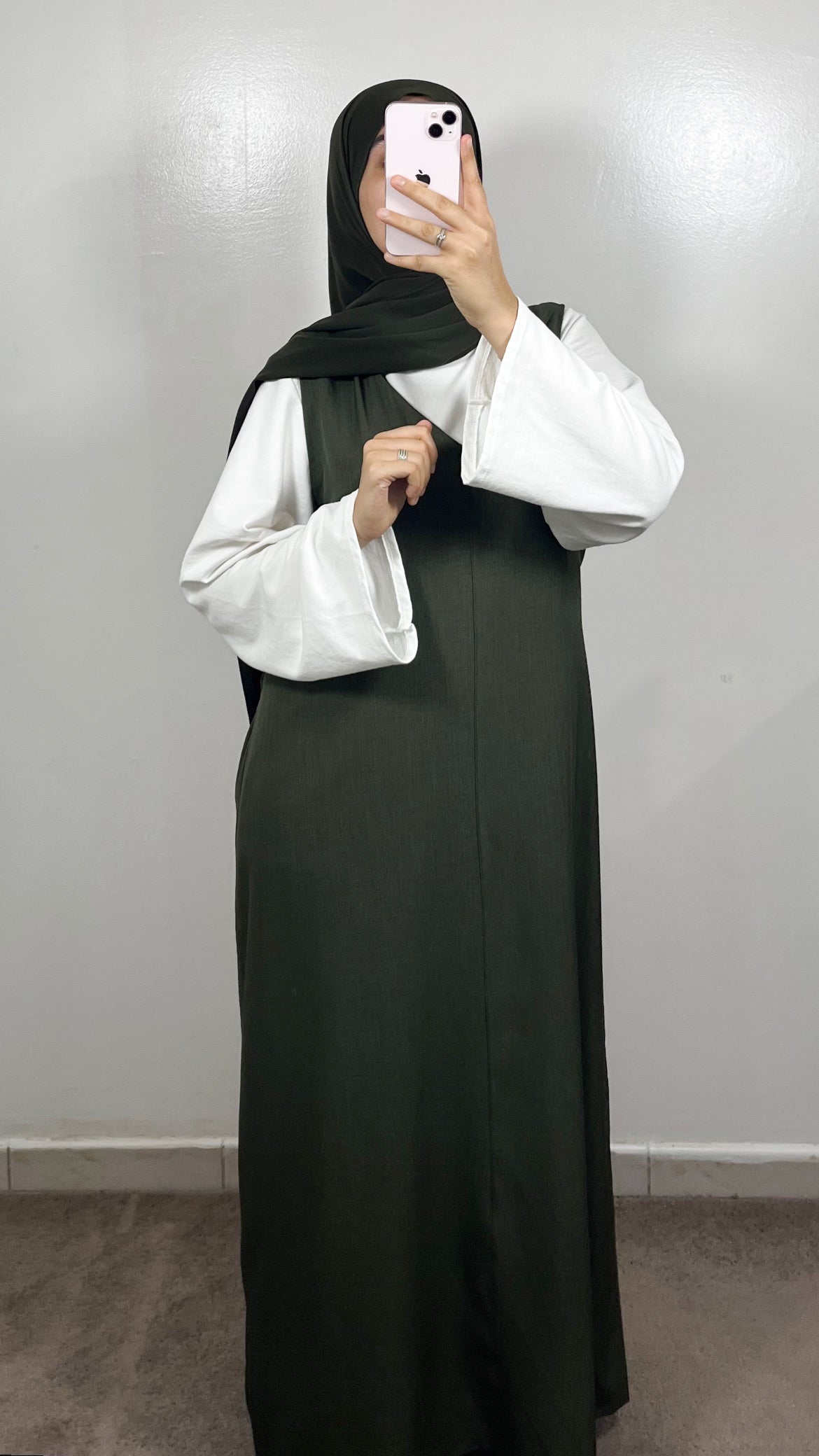 ROBE SANS MANCHES VERT KAKI + T-SHIRT BLANC