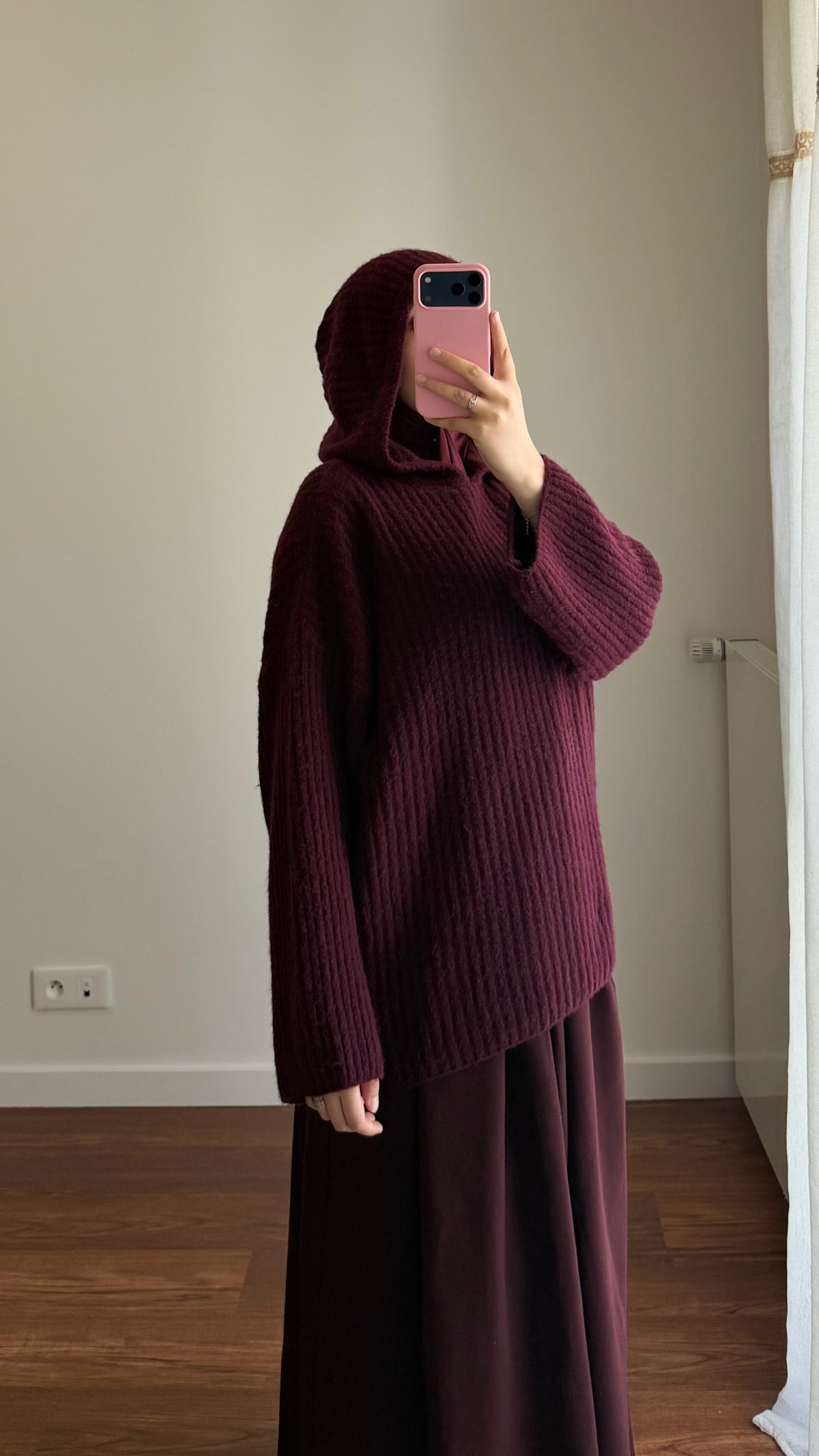 PULL AVEC CAPUCHE BORDEAU
