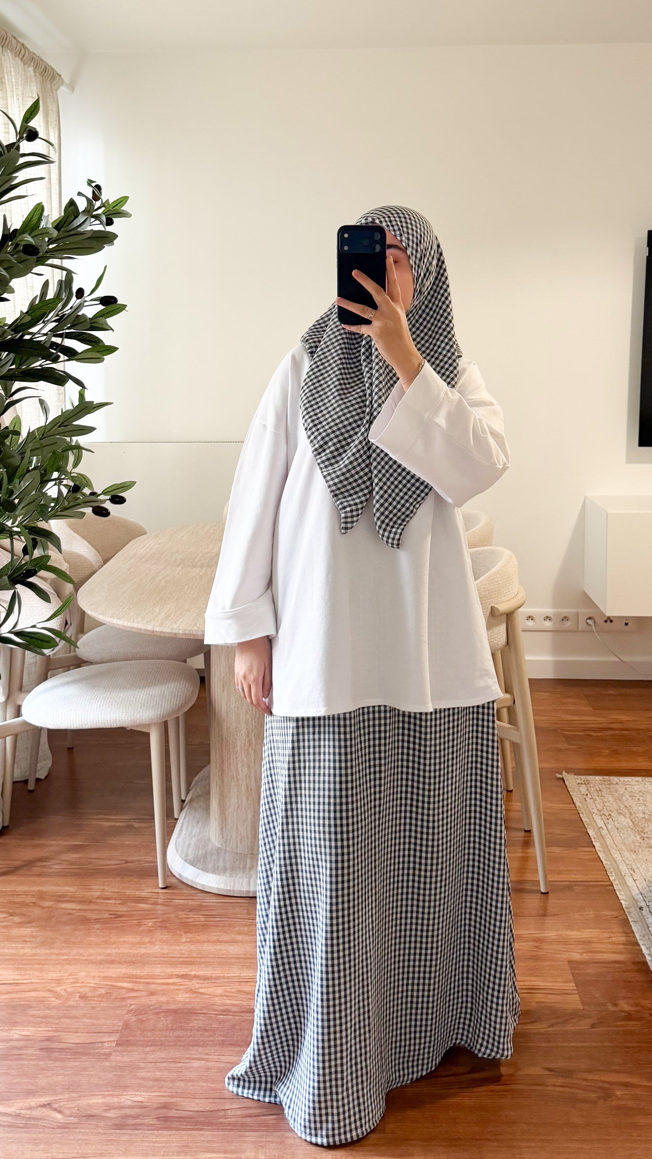 ENSEMBLE CARRÉ DE SOIE + JUPE MOTIF CARREAUX NOIR