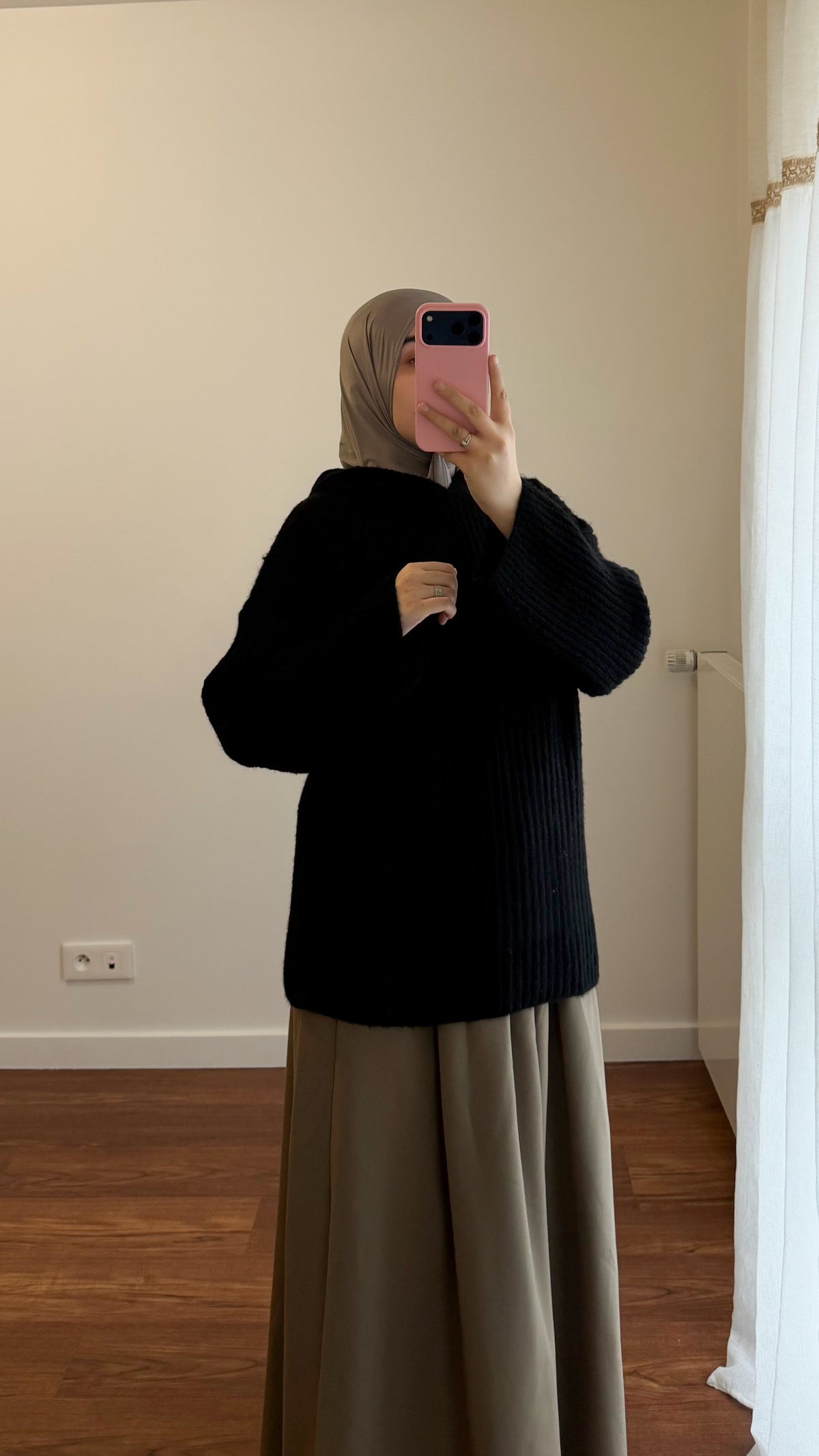 PULL AVEC CAPUCHE NOIR