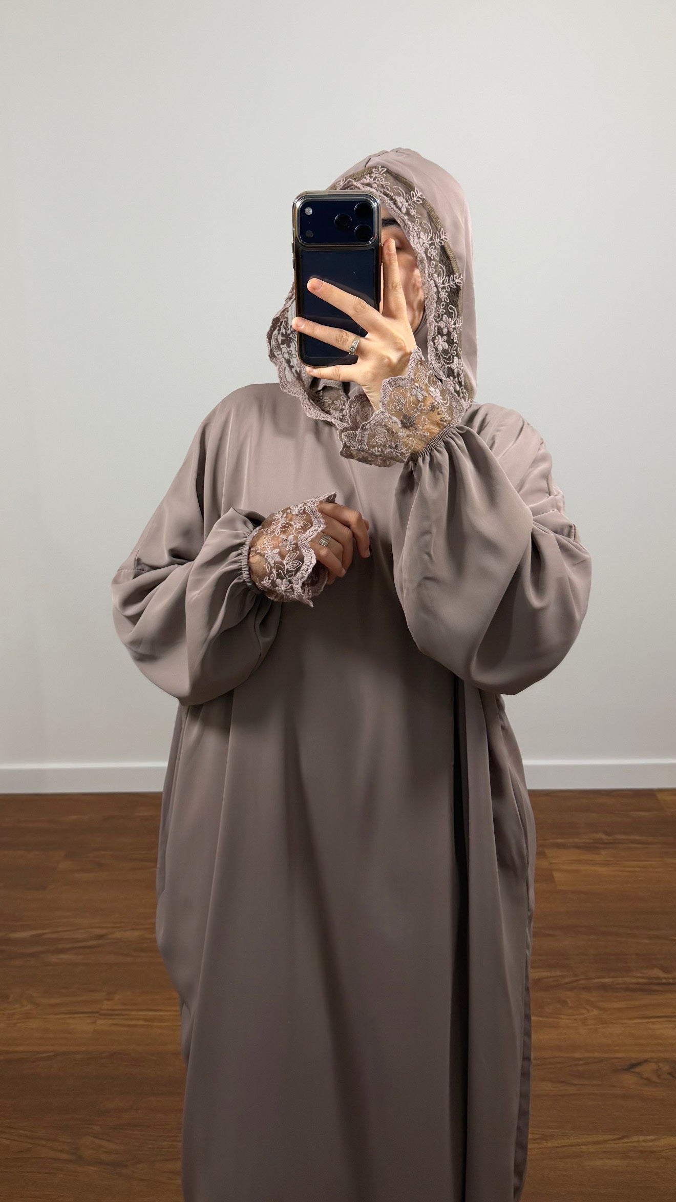 ROBE DE PRIÈRE DENTELLE TAUPE