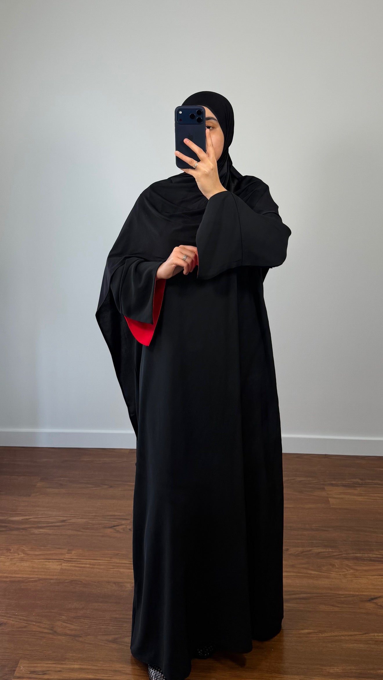 ABAYA INAYA NOIR/MANCHES ROUGE