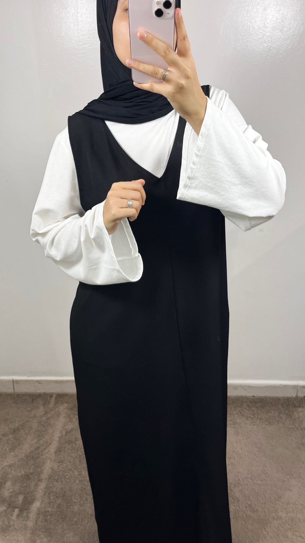 ROBE SANS MANCHES NOIR +T-SHIRT BLANC