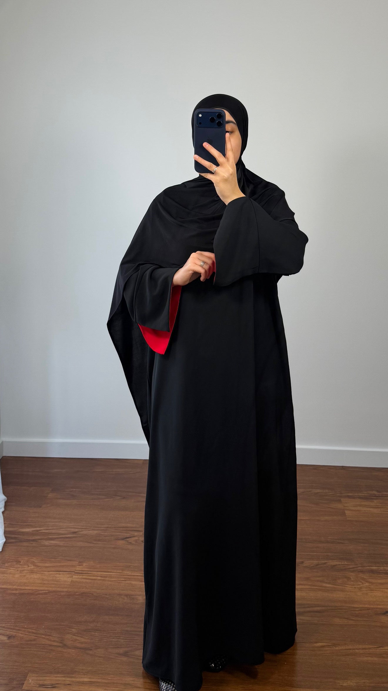 ABAYA INAYA NOIR/MANCHES ROUGE
