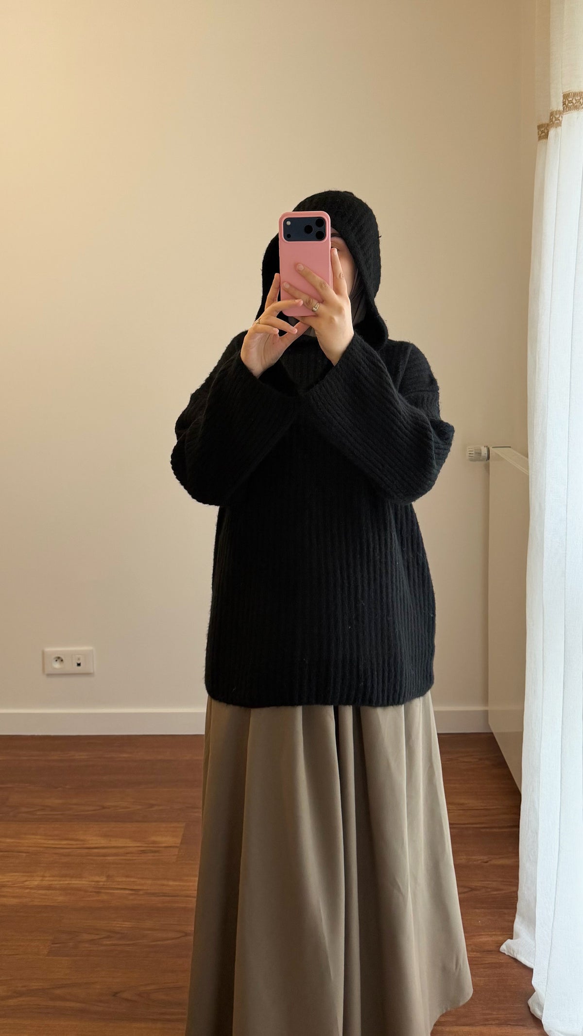PULL AVEC CAPUCHE NOIR