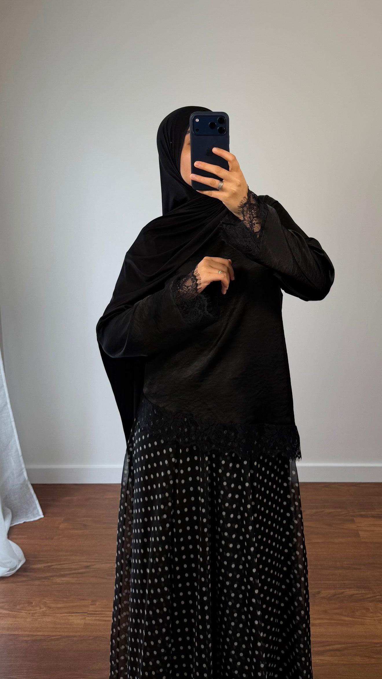 HAUT ASYMÉTRIQUE DENTELLE NOIR