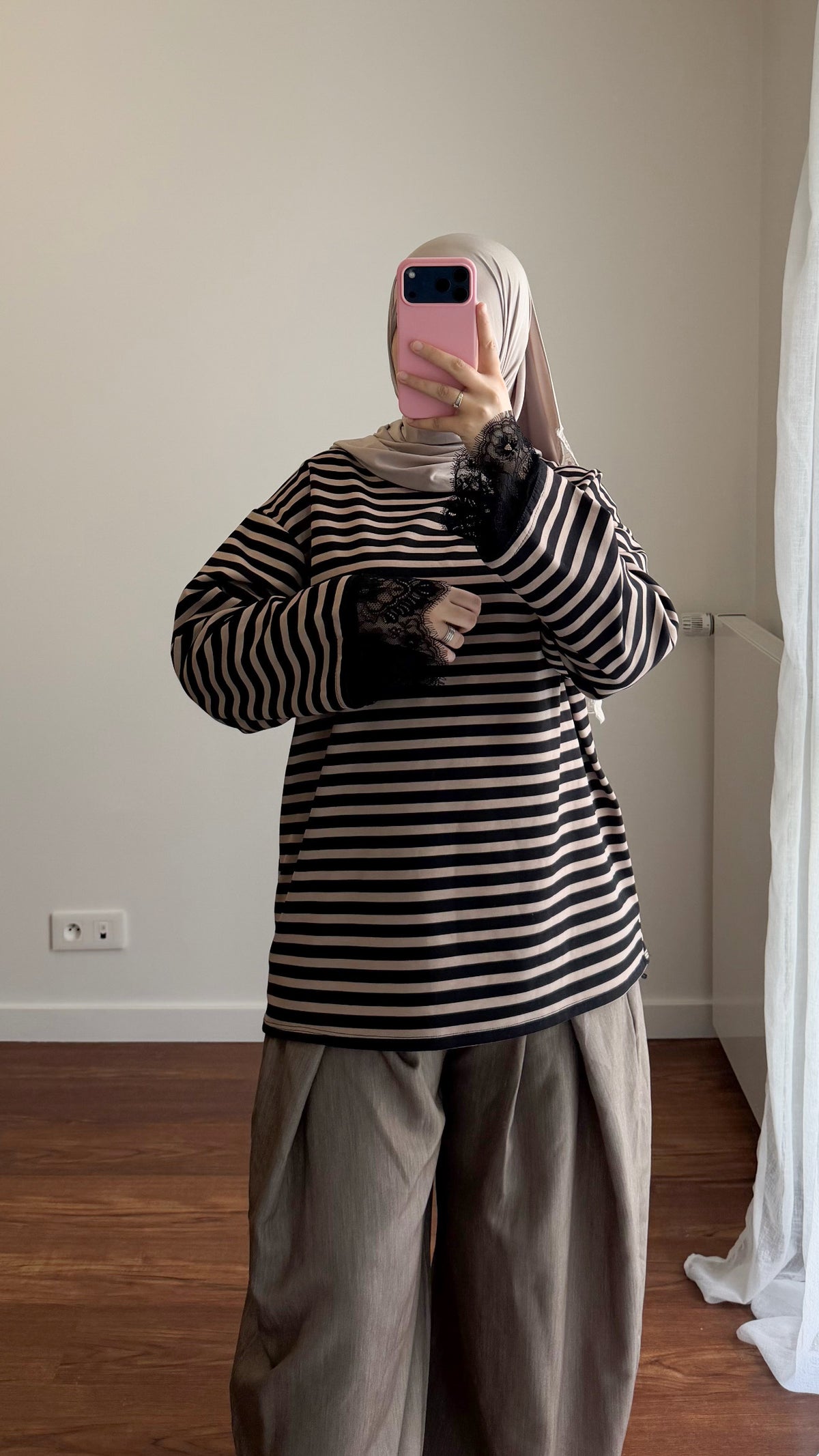 MARINIÈRE ÉPAISSE NOIR/TAUPE AVEC DENTELLE