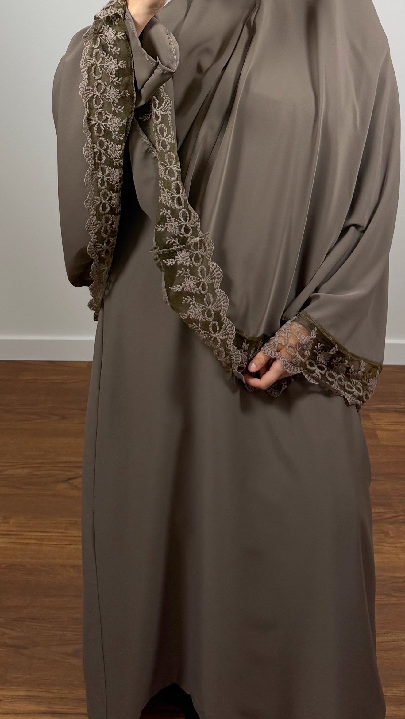 ENSEMBLE DE PRIÈRE DENTELLE TAUPE