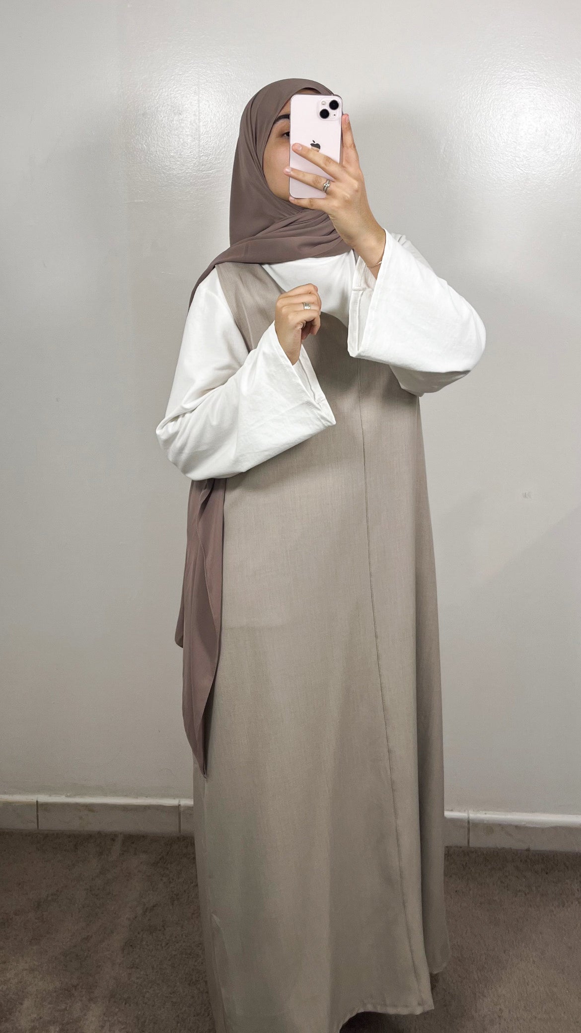 ROBE SANS MANCHES TAUPE + T-SHIRT BLANC
