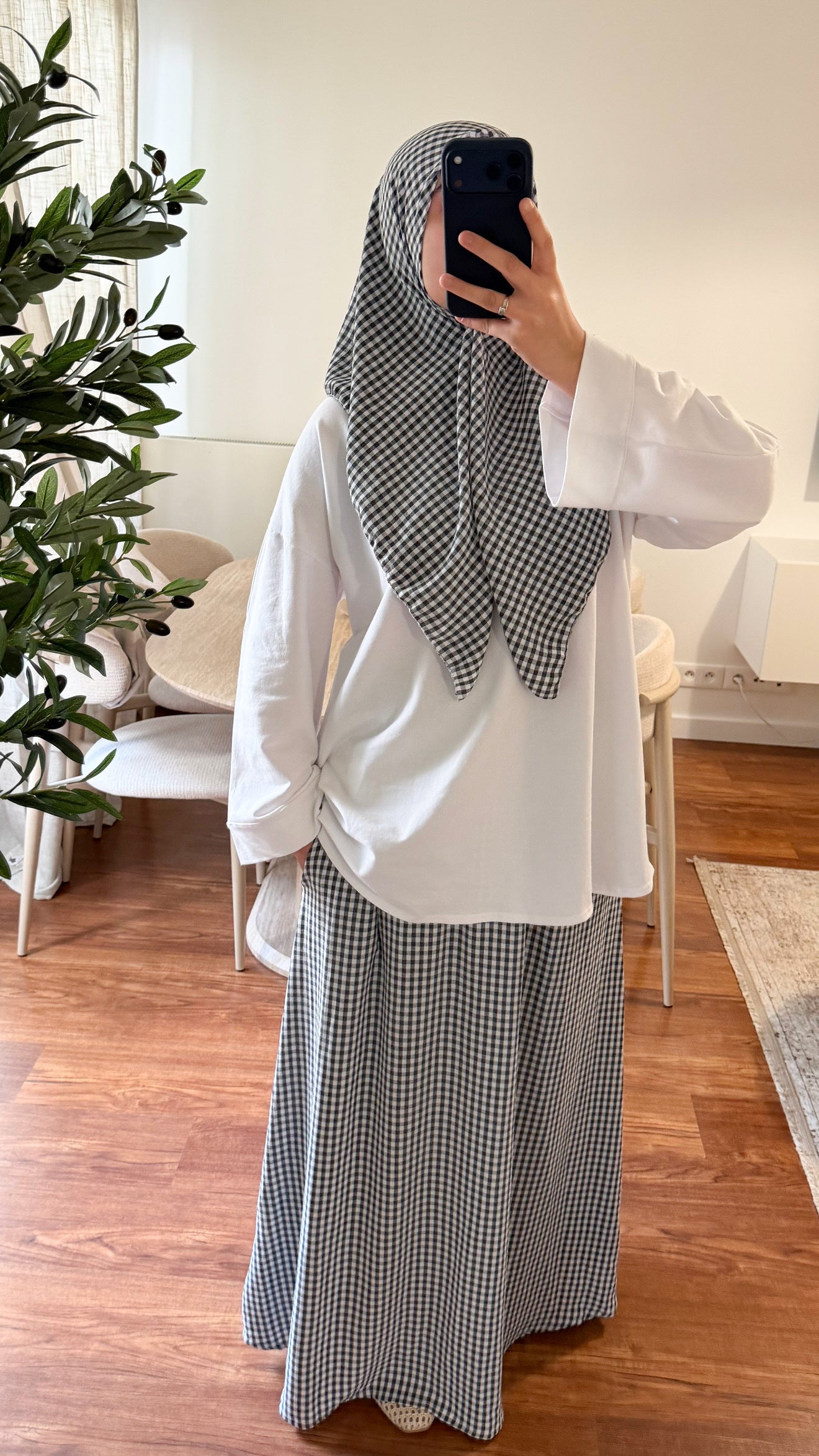 ENSEMBLE CARRÉ DE SOIE + JUPE MOTIF CARREAUX NOIR