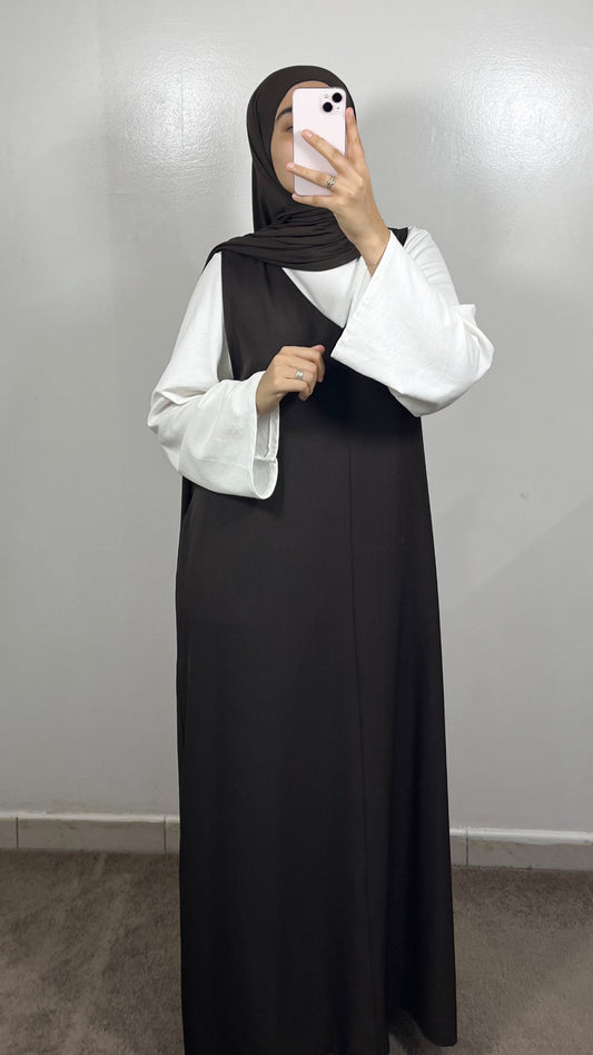 ROBE SANS MANCHES MARRON + T-SHIRT BLANC