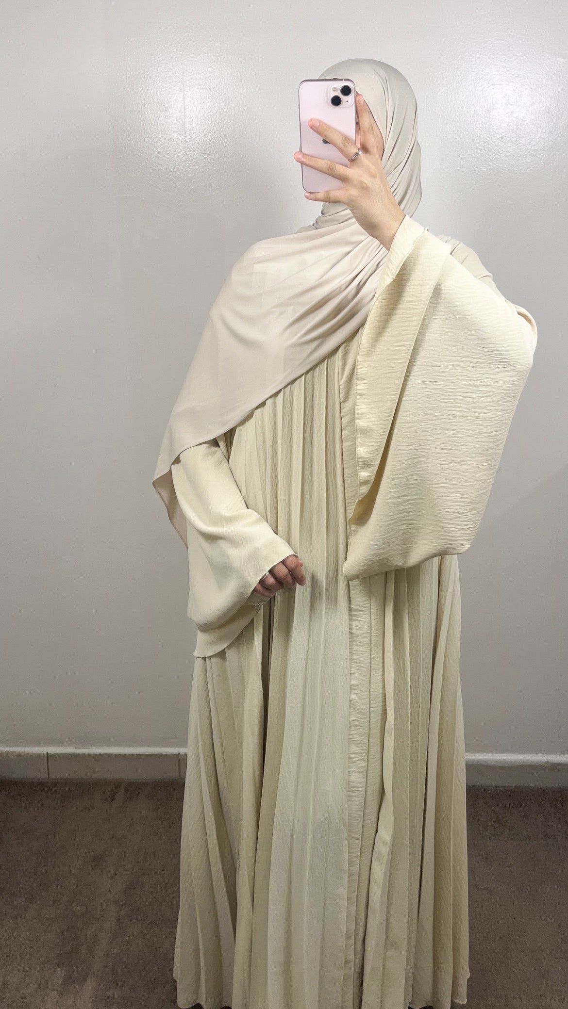 ABAYA PLISSÉE YUSRA ÉCRU
