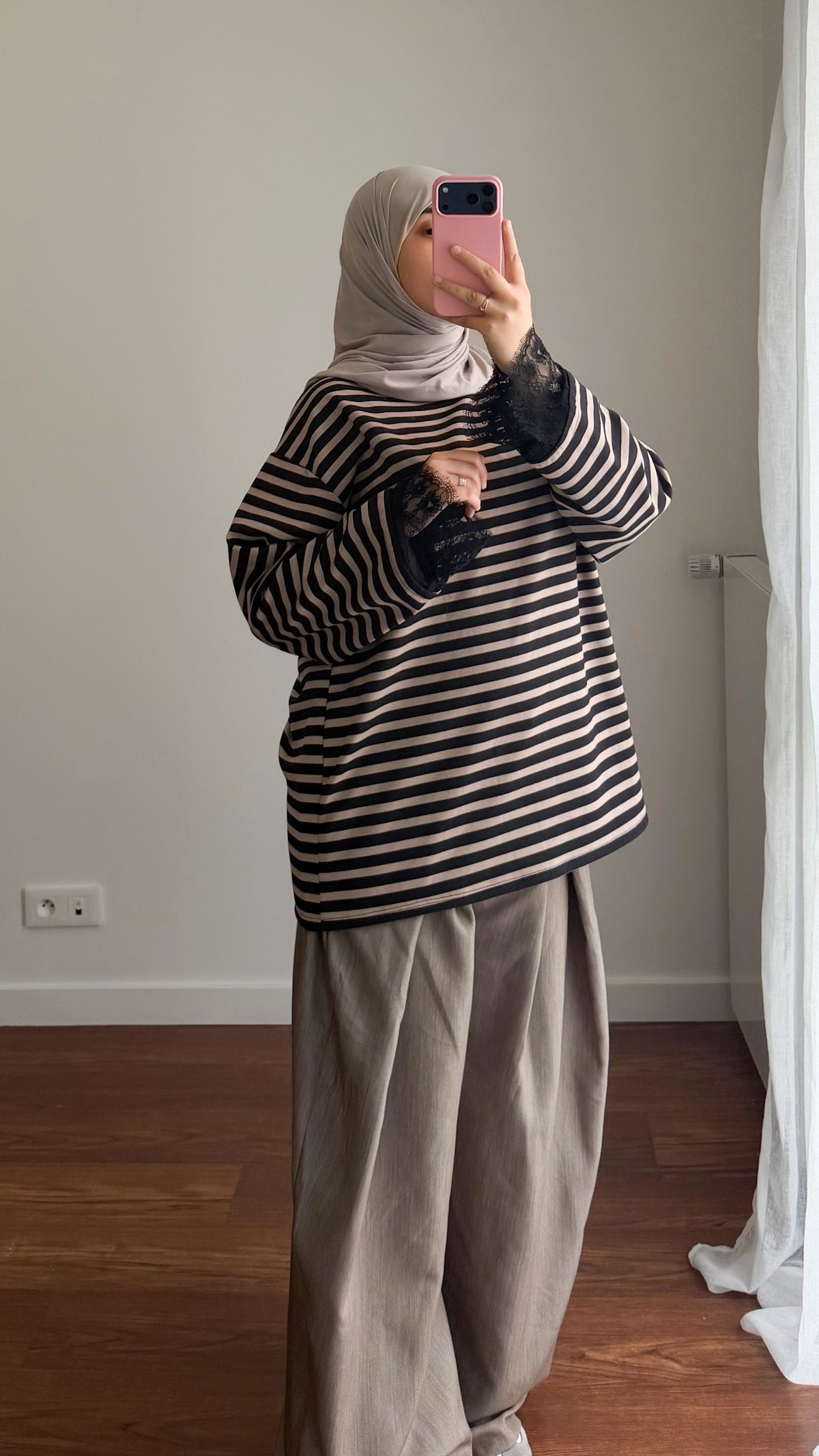 MARINIÈRE ÉPAISSE NOIR/TAUPE AVEC DENTELLE