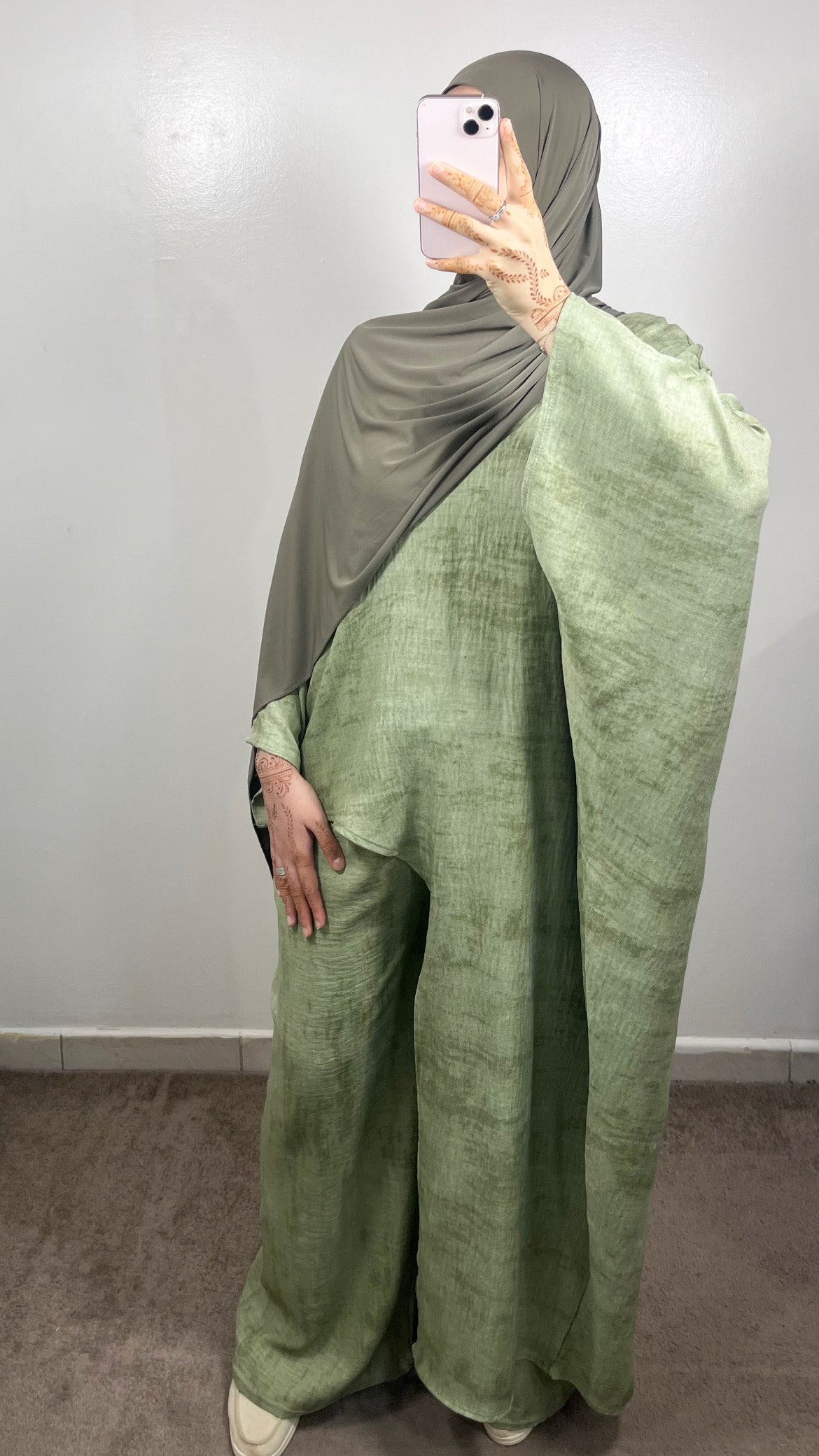 ENSEMBLE ROBE COUPÉE + PANTALON VERT
