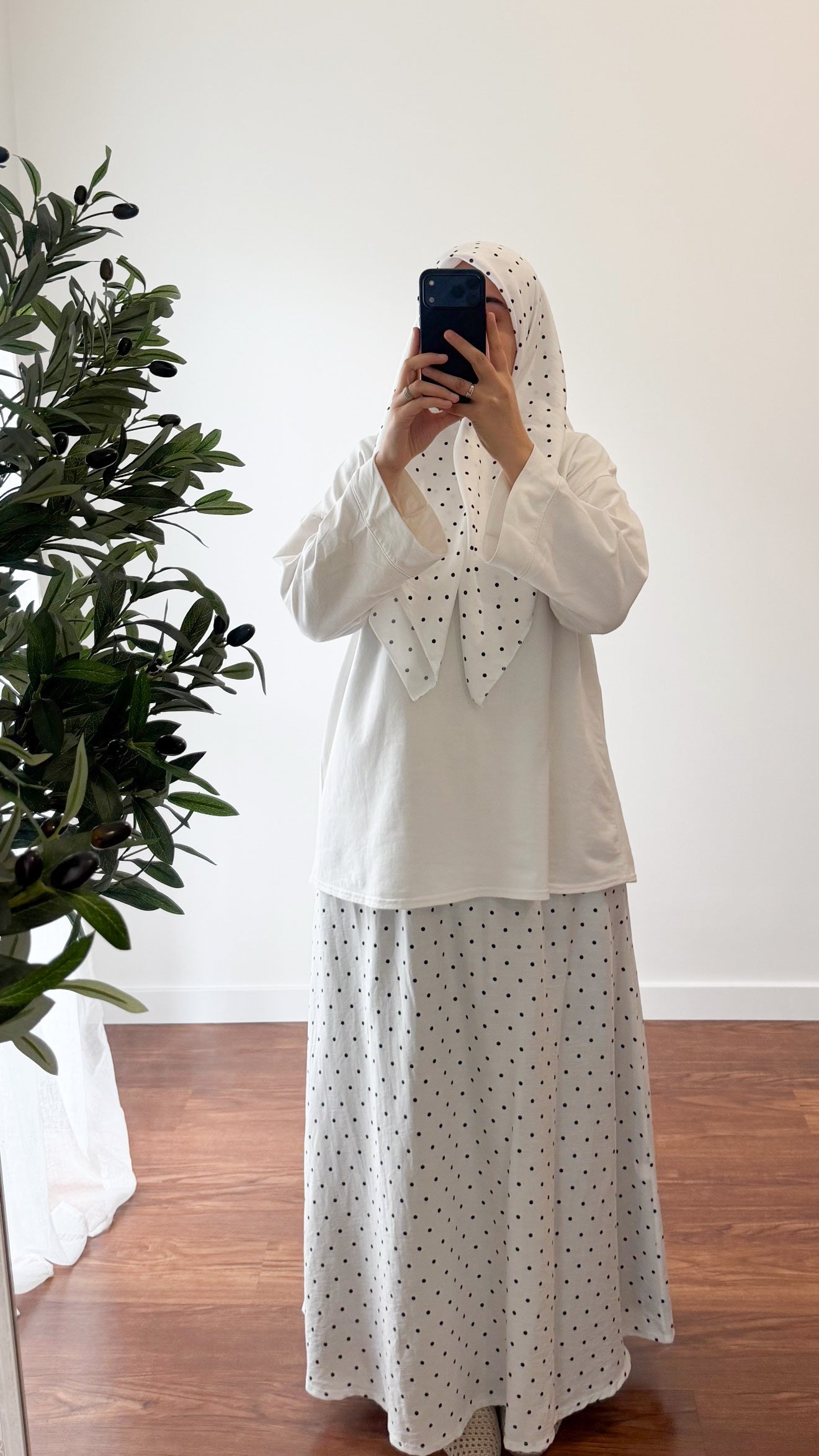 ENSEMBLE CARRÉ DE COTON + JUPE À POIS BLANCHE