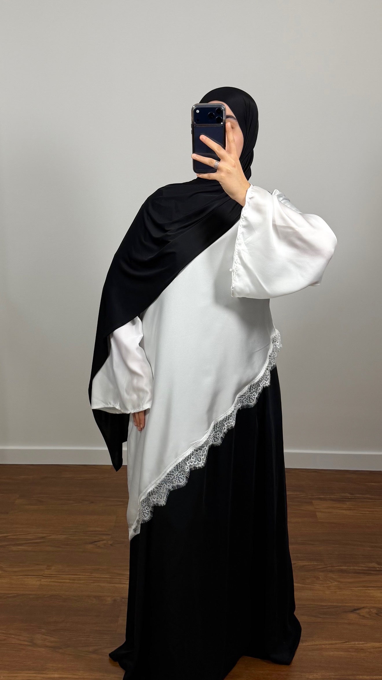 ENSEMBLE TOP DENTELLE BLANC/SOUS ABAYA NOIR