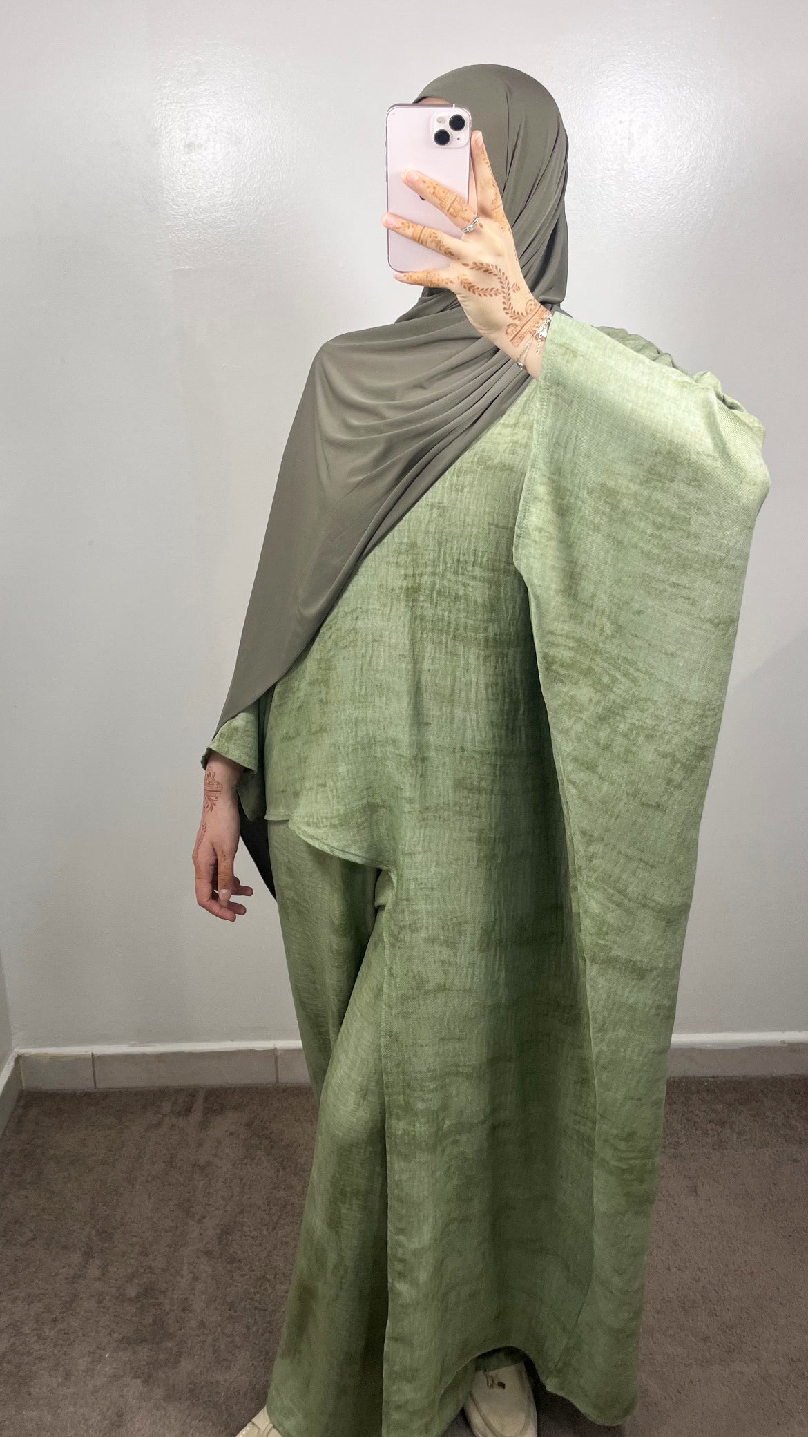 ENSEMBLE ROBE COUPÉE + PANTALON VERT