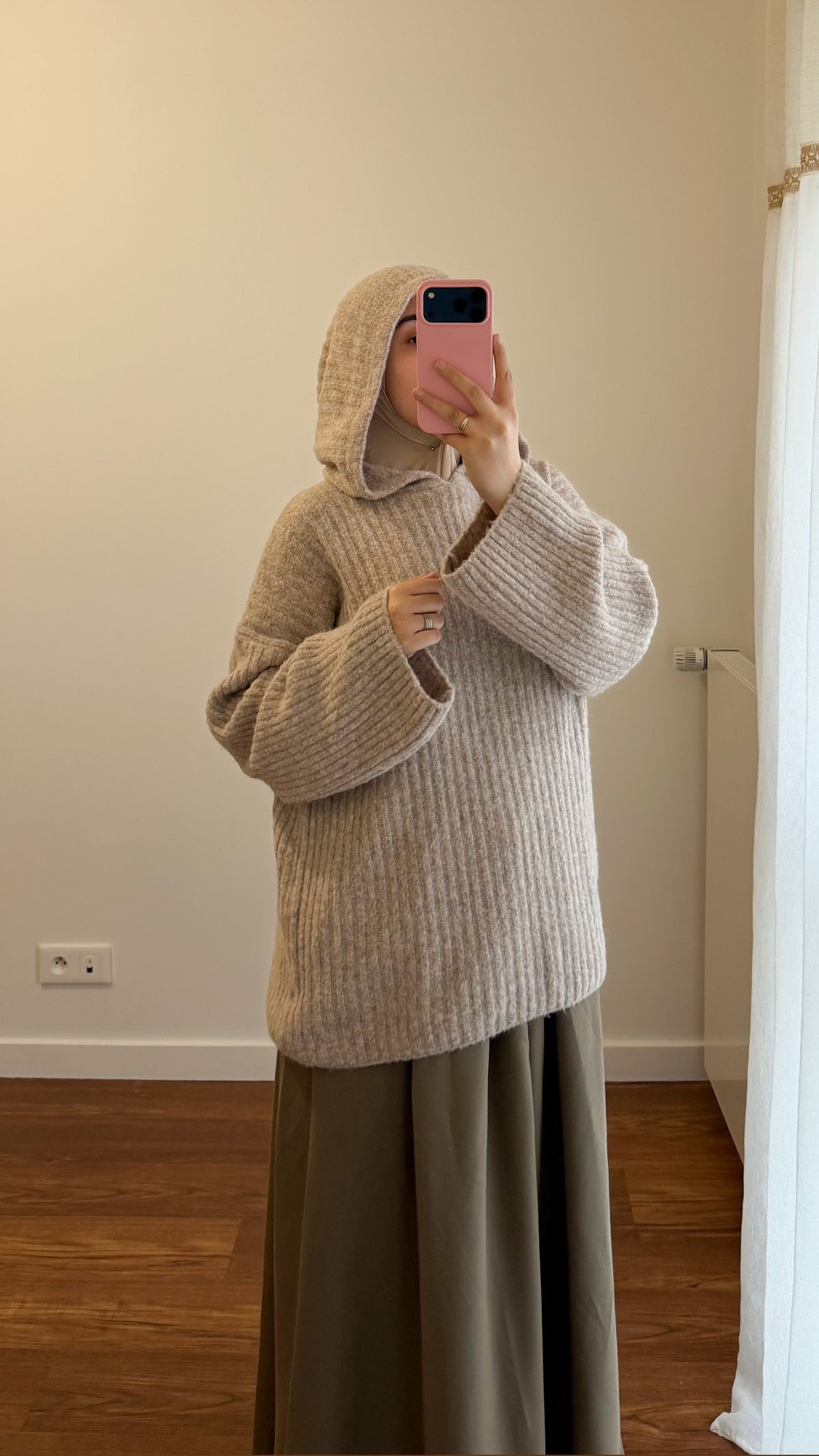 PULL AVEC CAPUCHE BEIGE