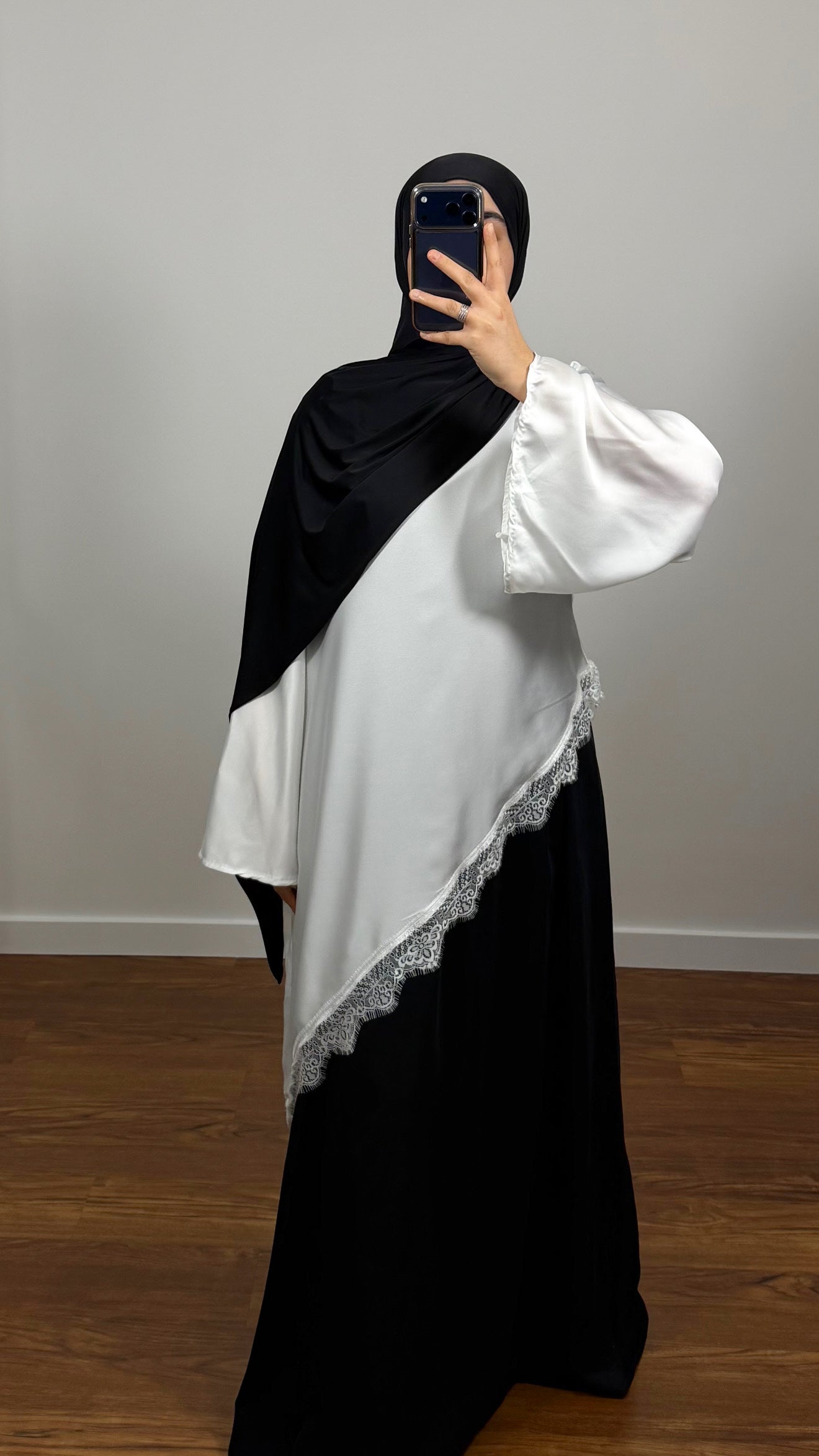 ENSEMBLE TOP DENTELLE BLANC/SOUS ABAYA NOIR