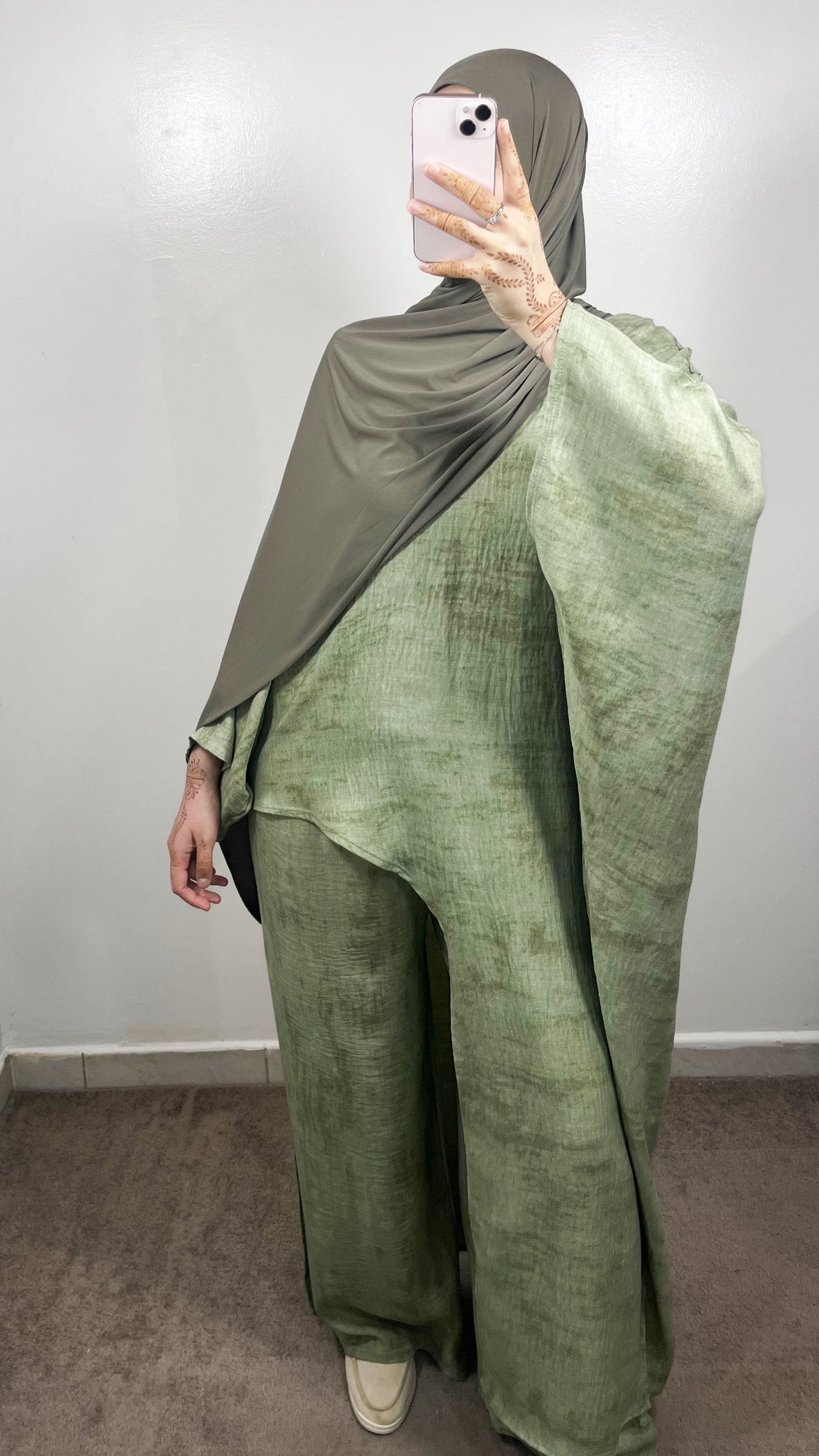 ENSEMBLE ROBE COUPÉE + PANTALON VERT