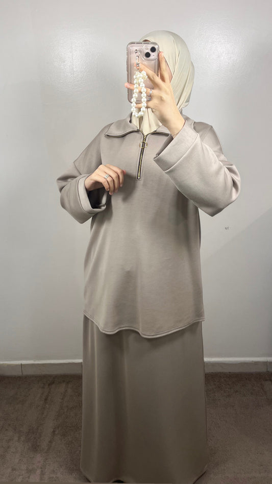 COSY SET WITH ZIP NECK SKIRT IN TAUPE