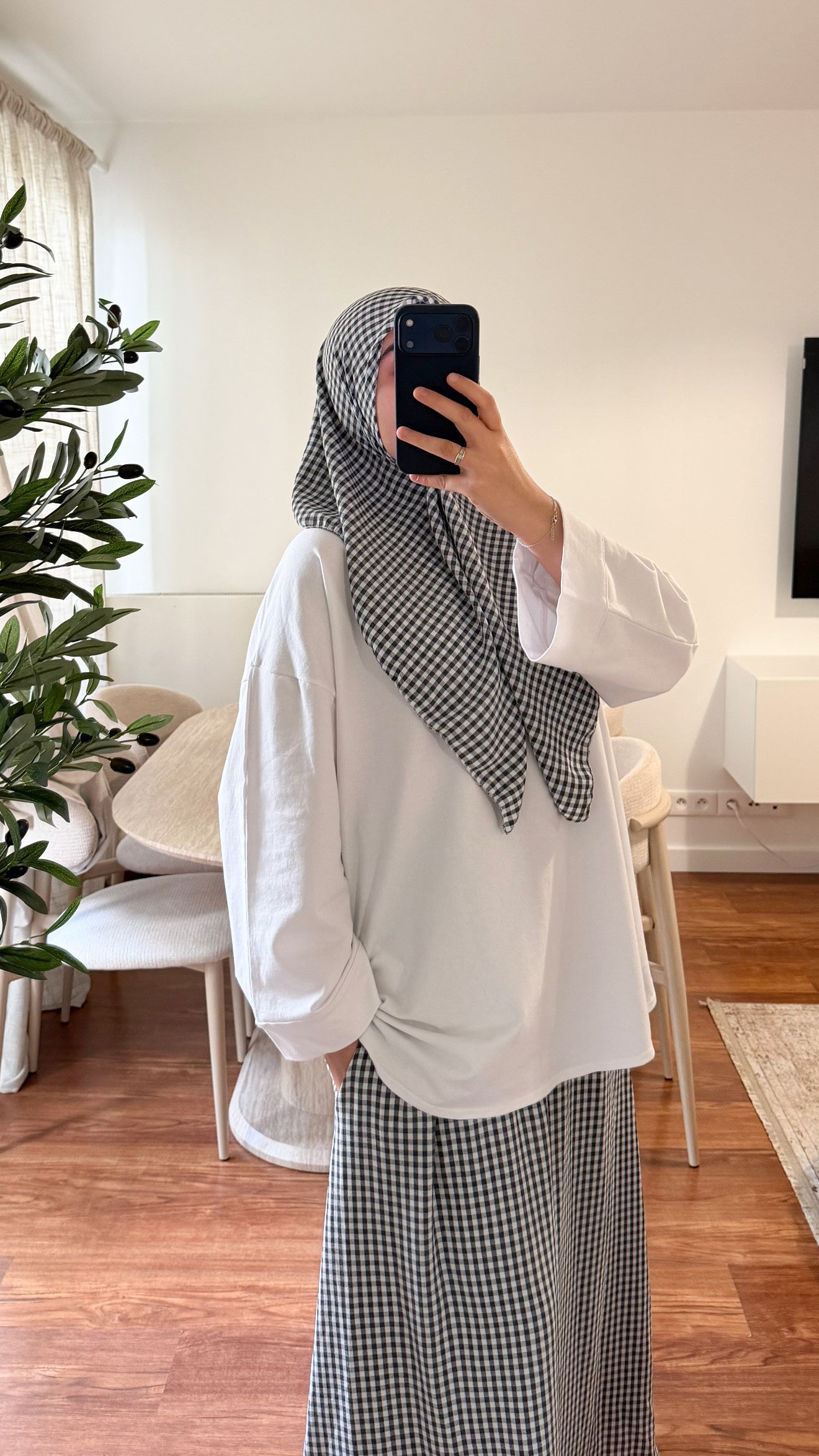 ENSEMBLE CARRÉ DE SOIE + JUPE MOTIF CARREAUX NOIR