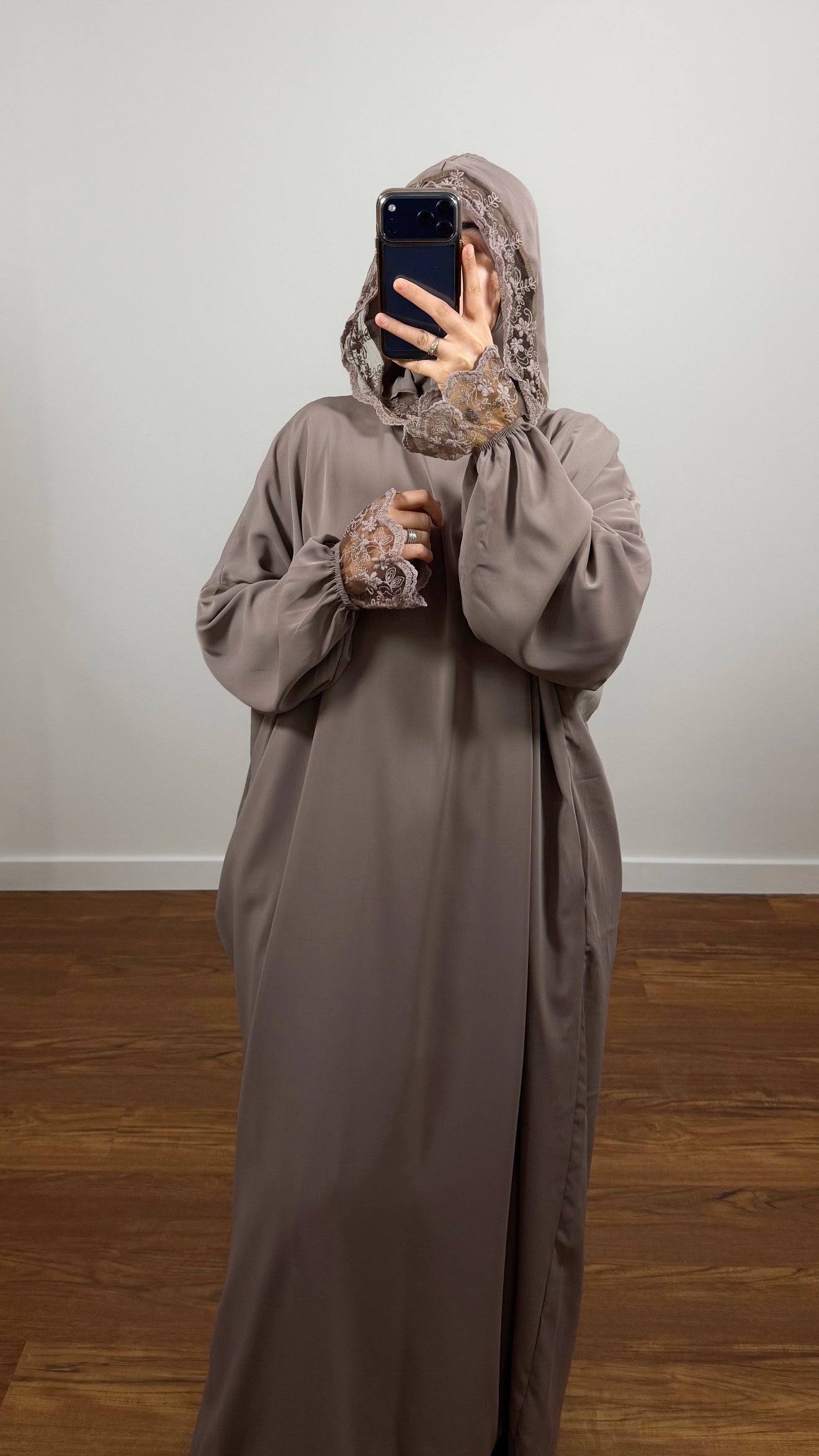 ROBE DE PRIÈRE DENTELLE TAUPE