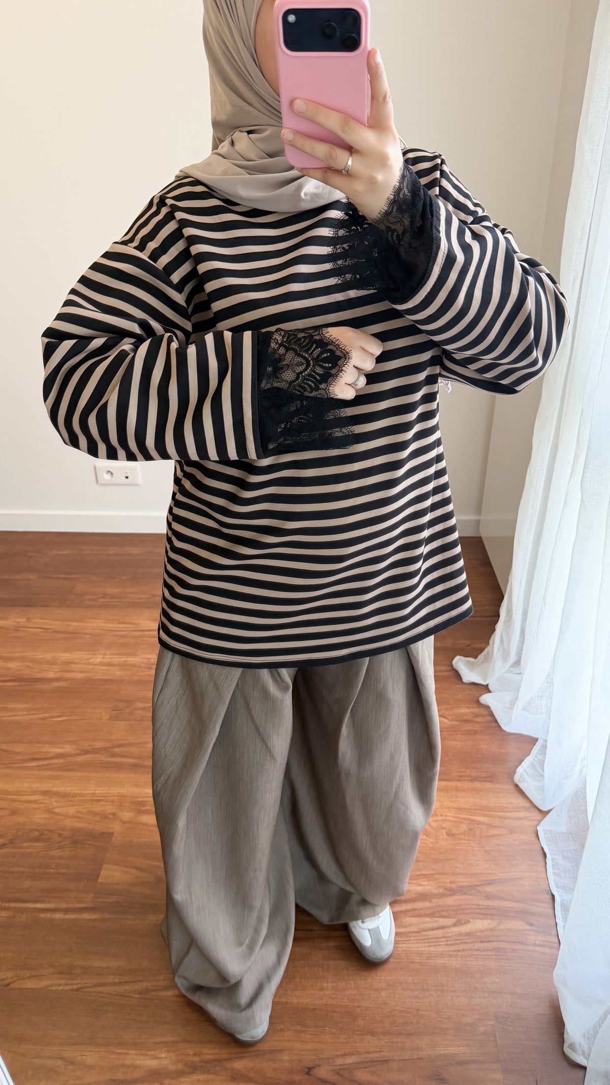 MARINIÈRE ÉPAISSE NOIR/TAUPE AVEC DENTELLE