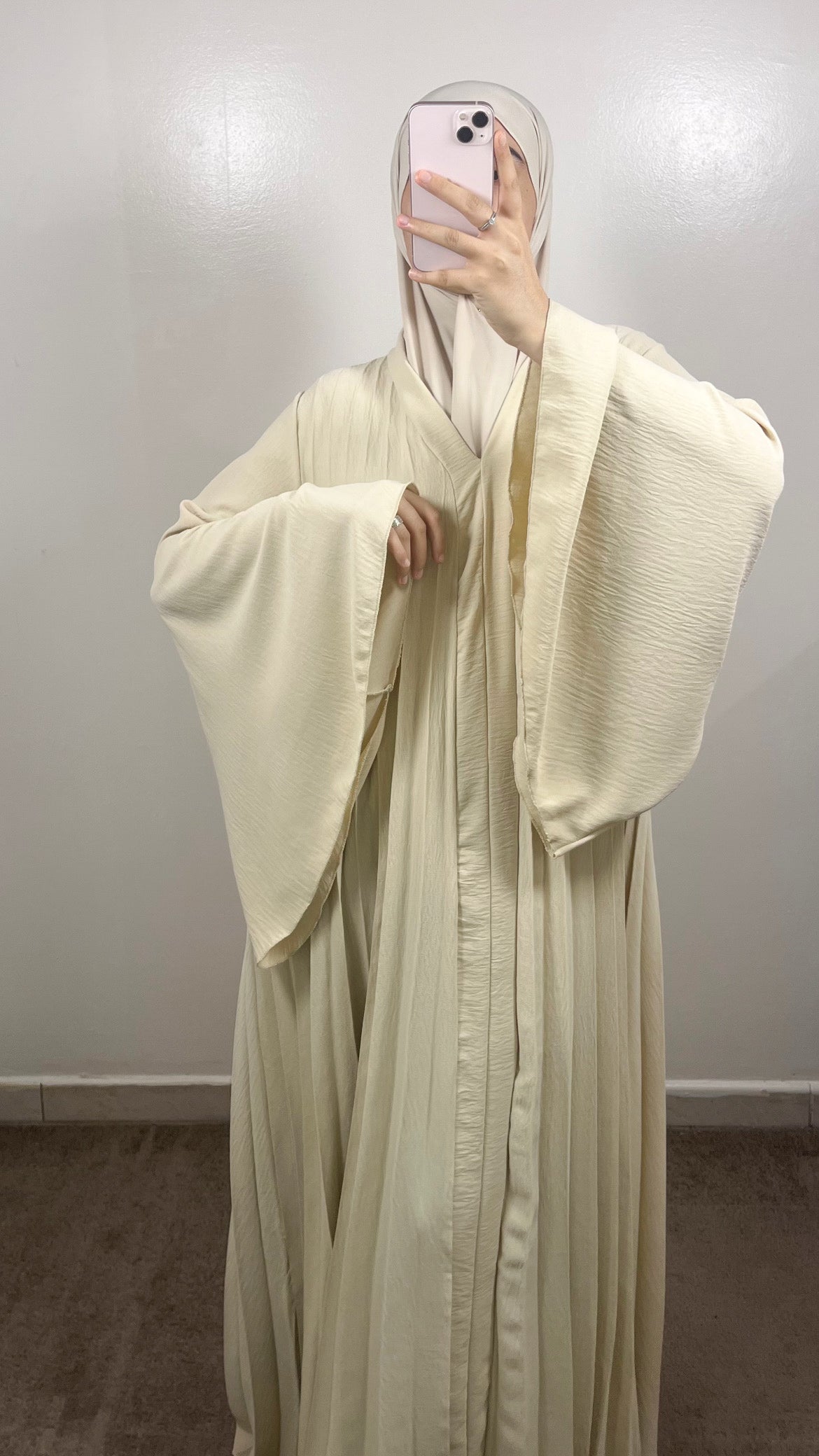 ABAYA PLISSÉE YUSRA ÉCRU