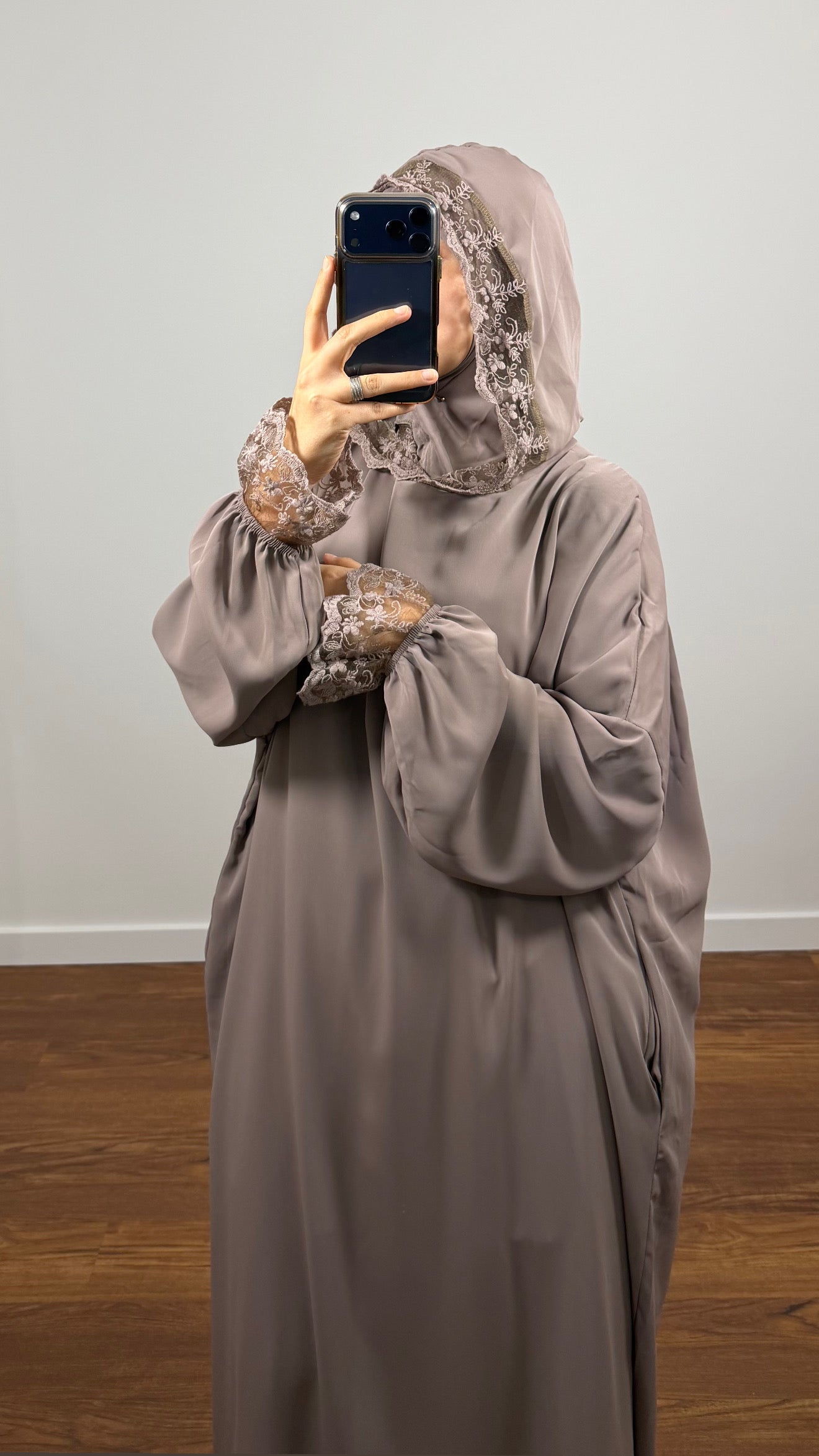 ROBE DE PRIÈRE DENTELLE TAUPE