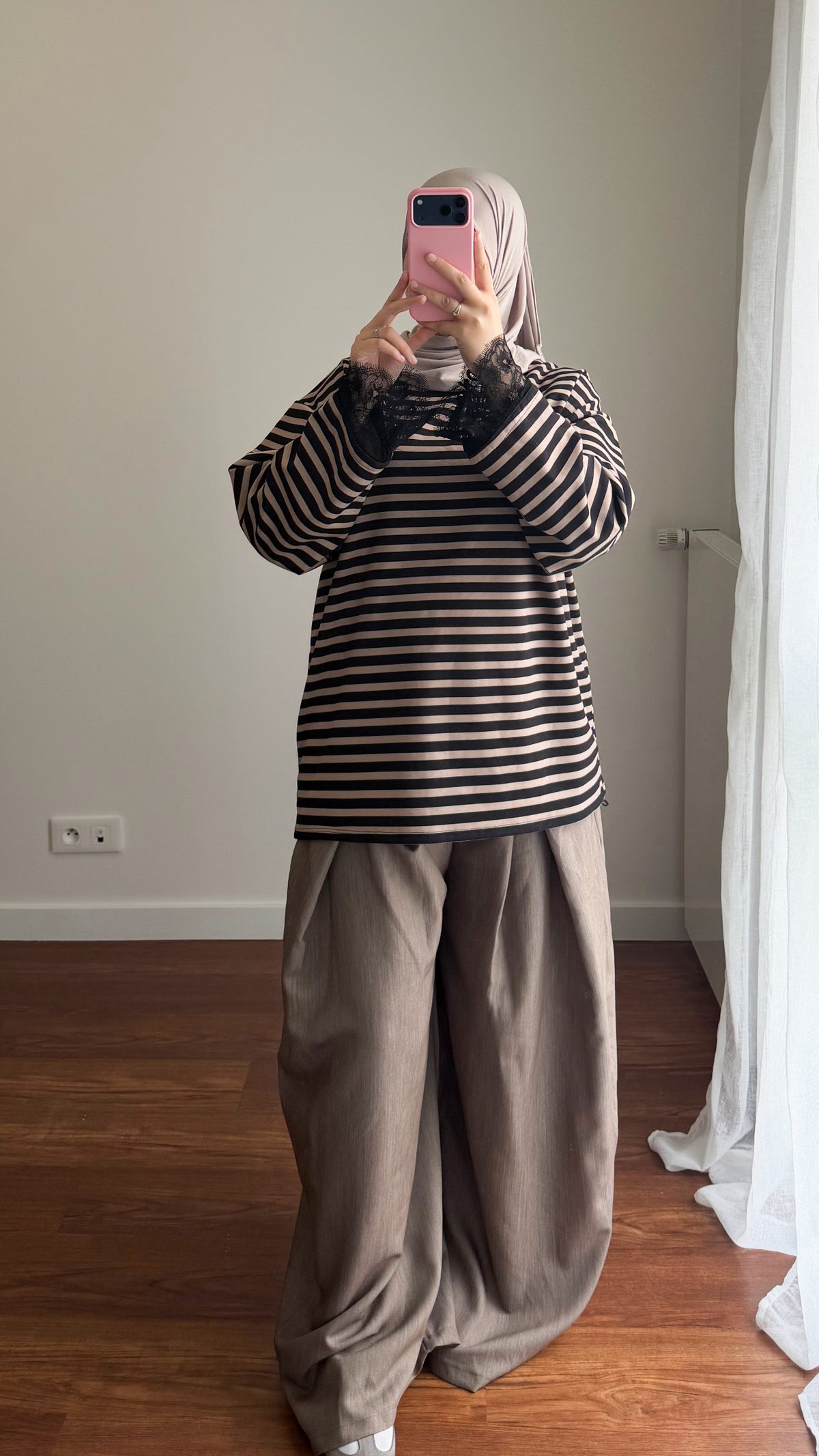 MARINIÈRE ÉPAISSE NOIR/TAUPE AVEC DENTELLE