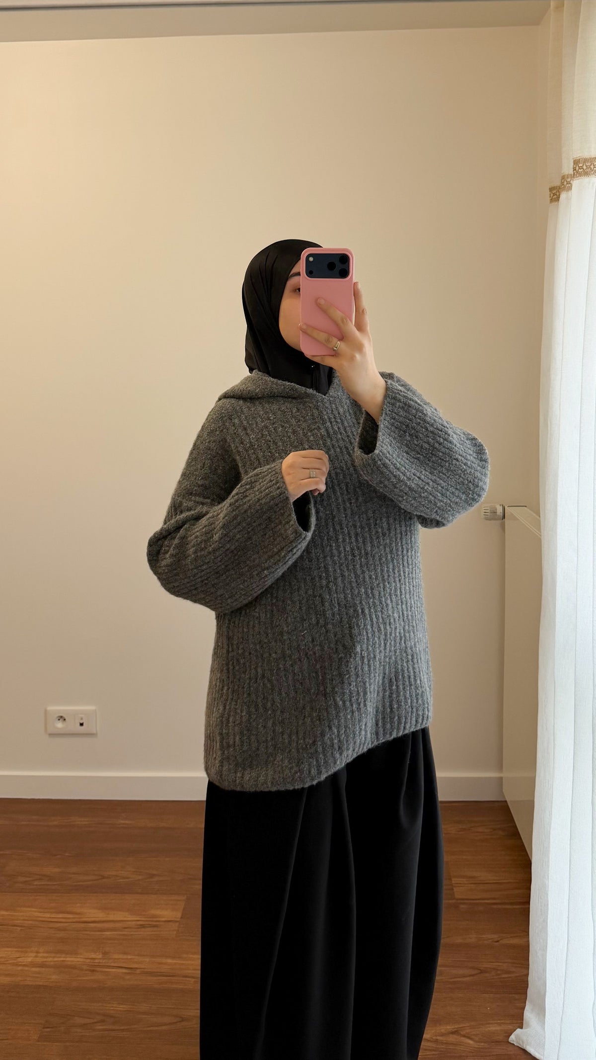 PULL AVEC CAPUCHE GRIS